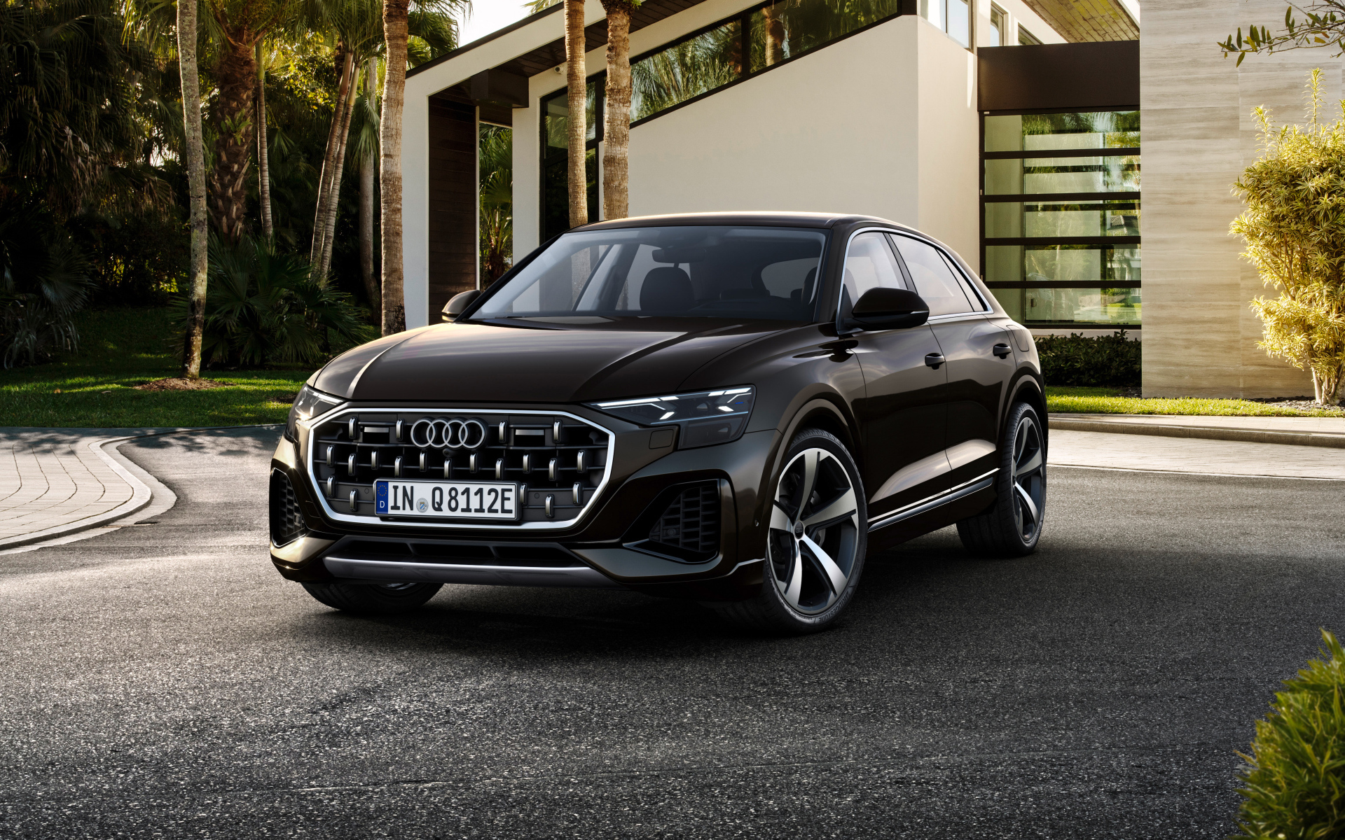 Черный автомобиль  Audi Q8 55 TFSI E Quattro 2024 года