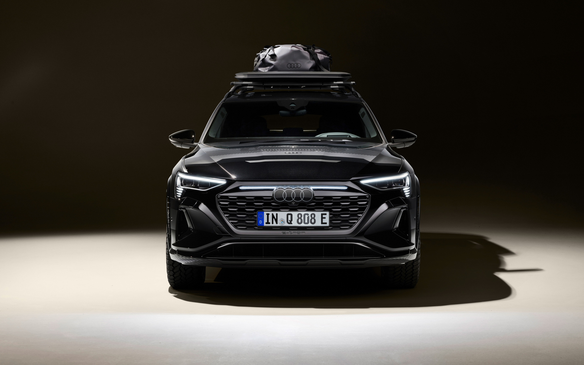 Вид спереди на автомобиль Audi Q8 E-Tron Edition Dakar 2024 года