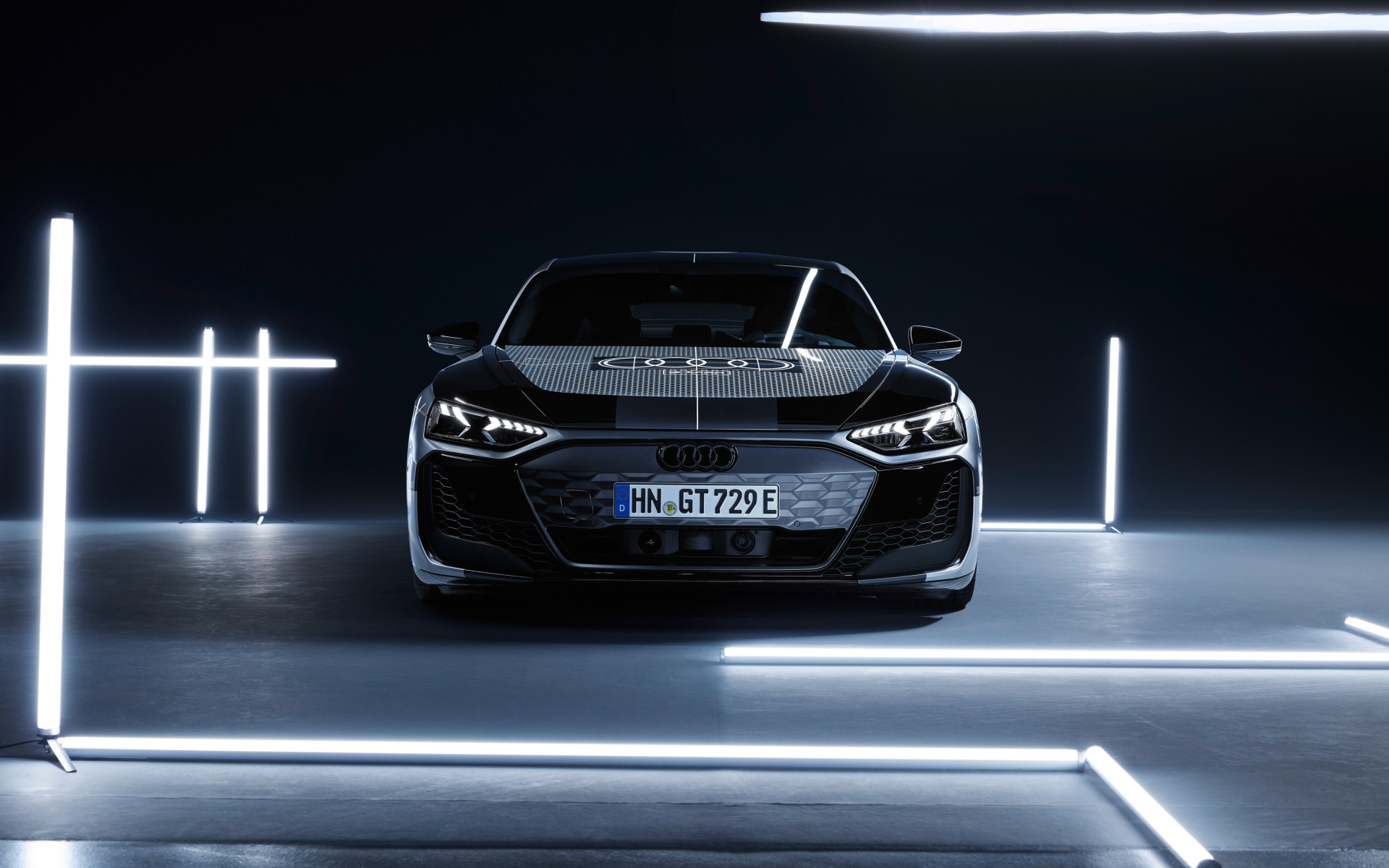 Вид спереди на автомобиль  Audi RS E-Tron GT Prototype