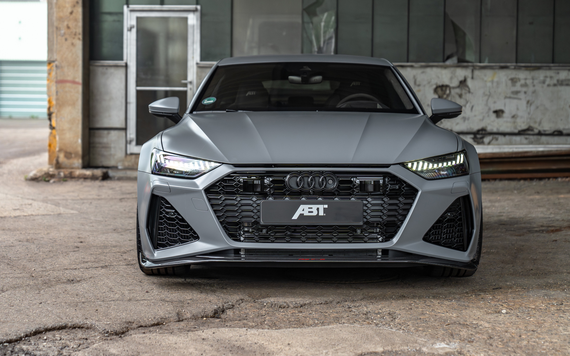 Вид спереди на серый автомобиль  ABT Audi RS7-S 2024 года