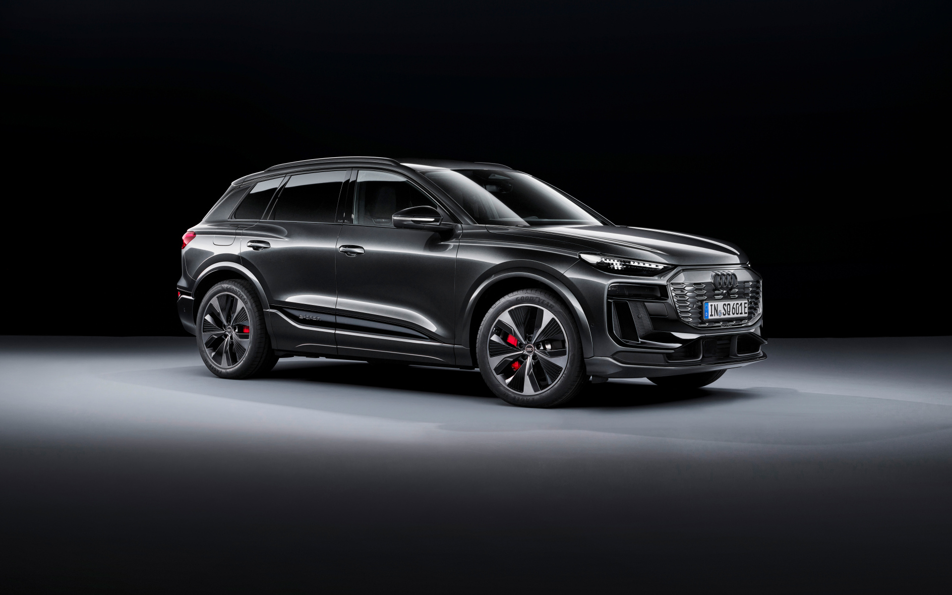 Презентация автомобиля  Audi SQ6 E-Tron 2024  года на черном фоне