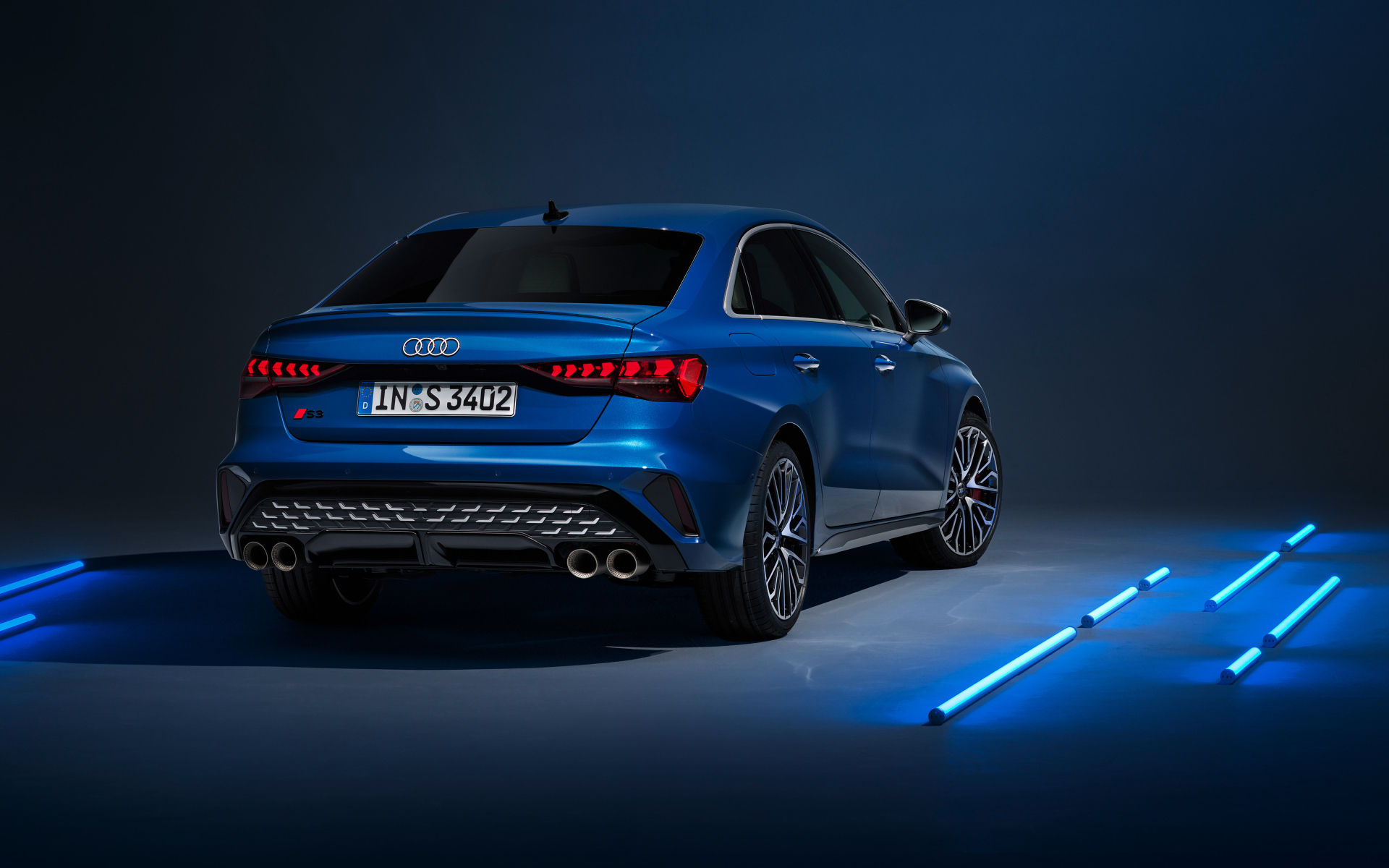 Вид сзади на синий автомобиль Audi S3 Sedan 2024 года