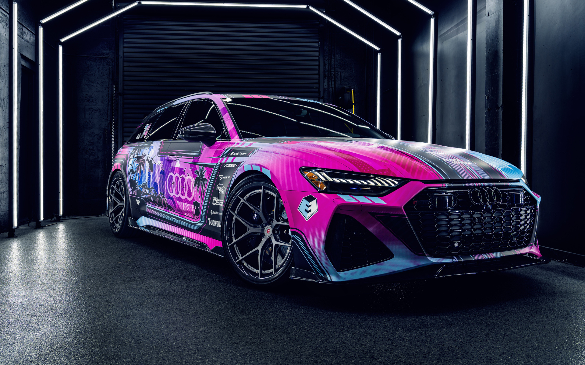 Вид сбоку на разноцветный автомобиль Audi RS6