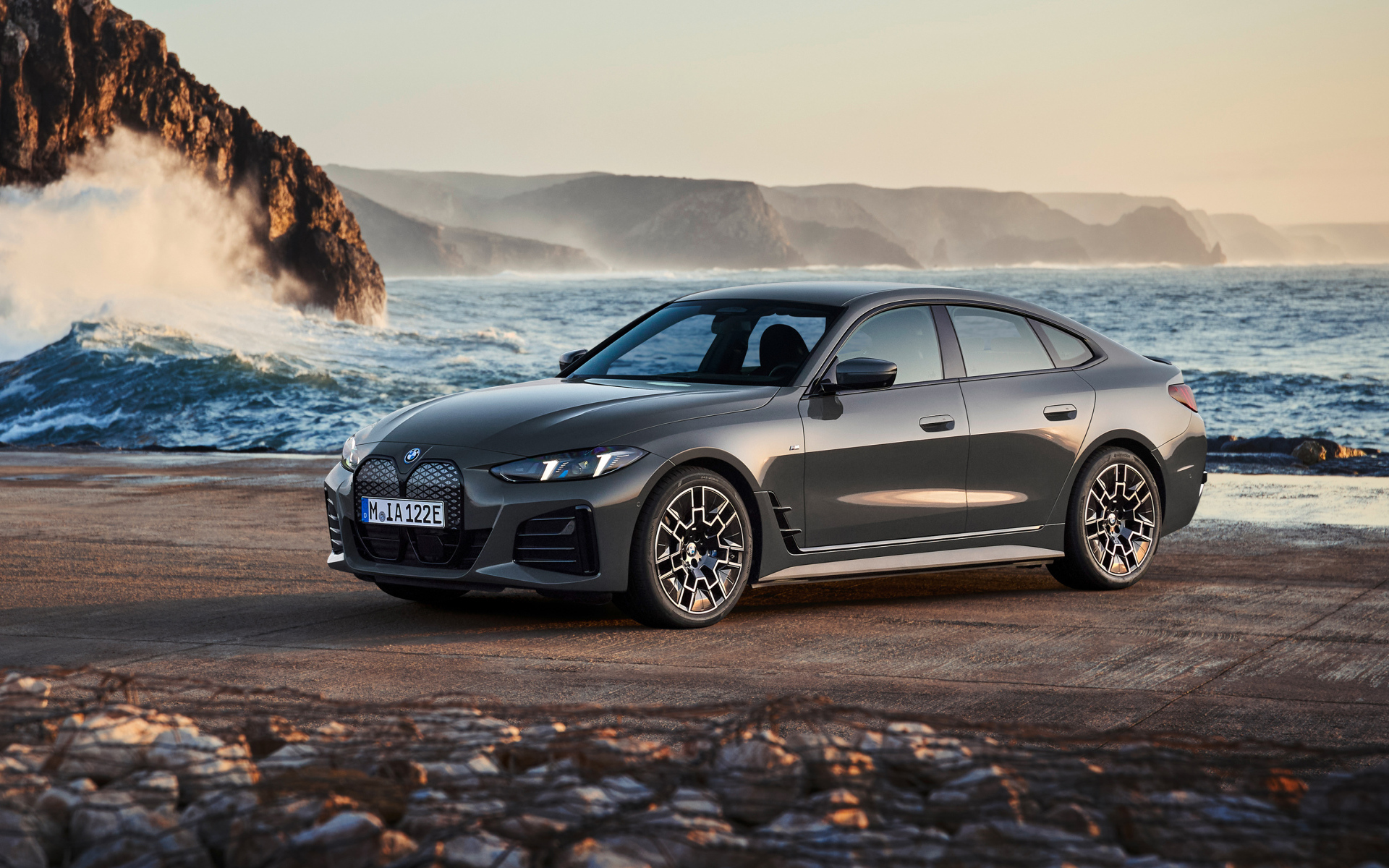 Автомобиль BMW I4 EDrive40 M Sport 2024 года у моря