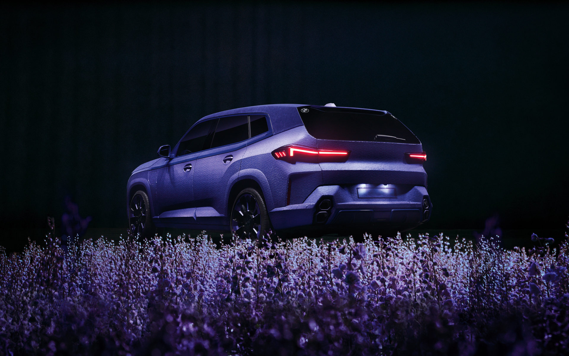 Автомобиль BMW XM Mystique Allure в цветах лаванды вид сзади