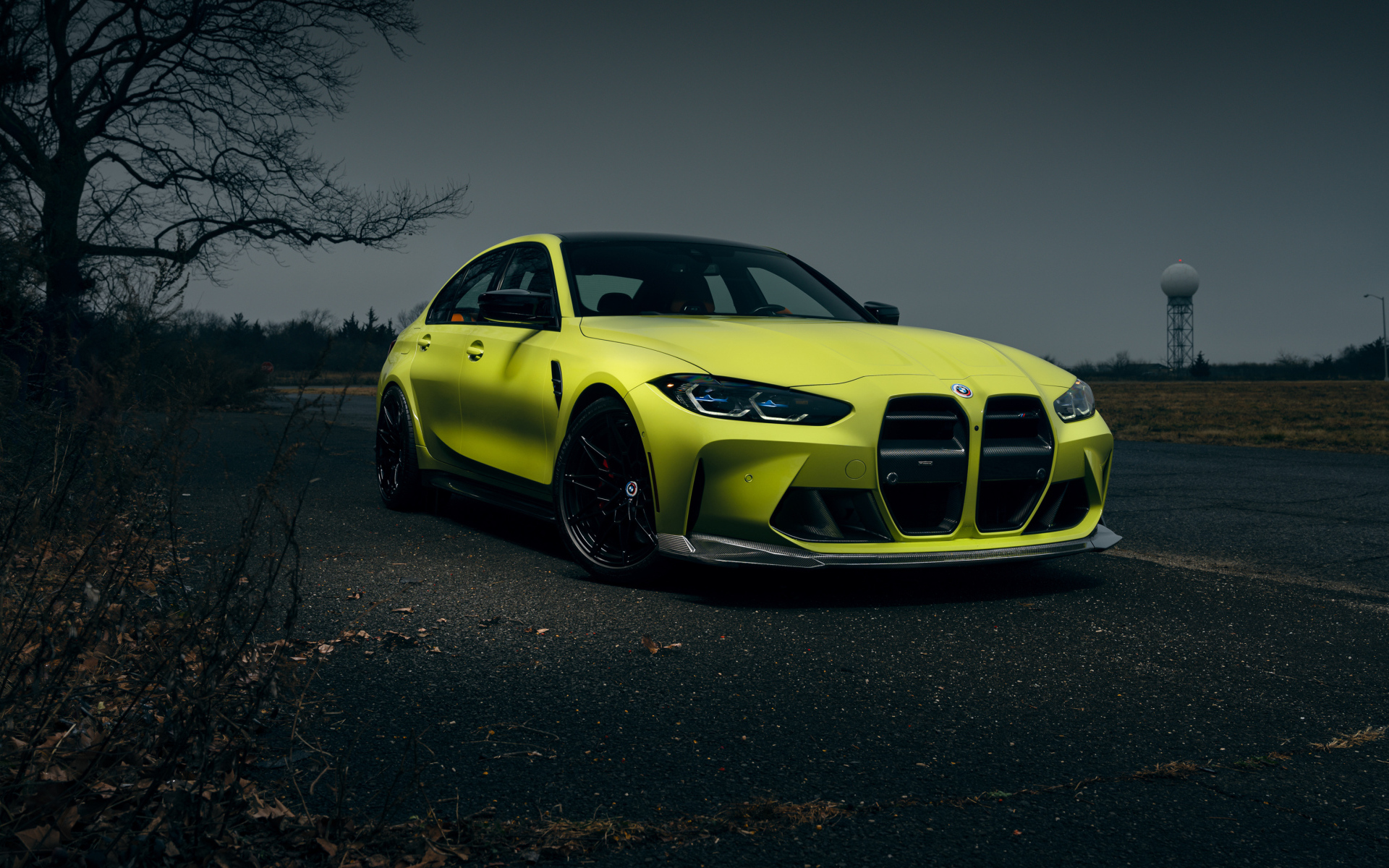 Красивый автомобиль  BMW M3 вечером