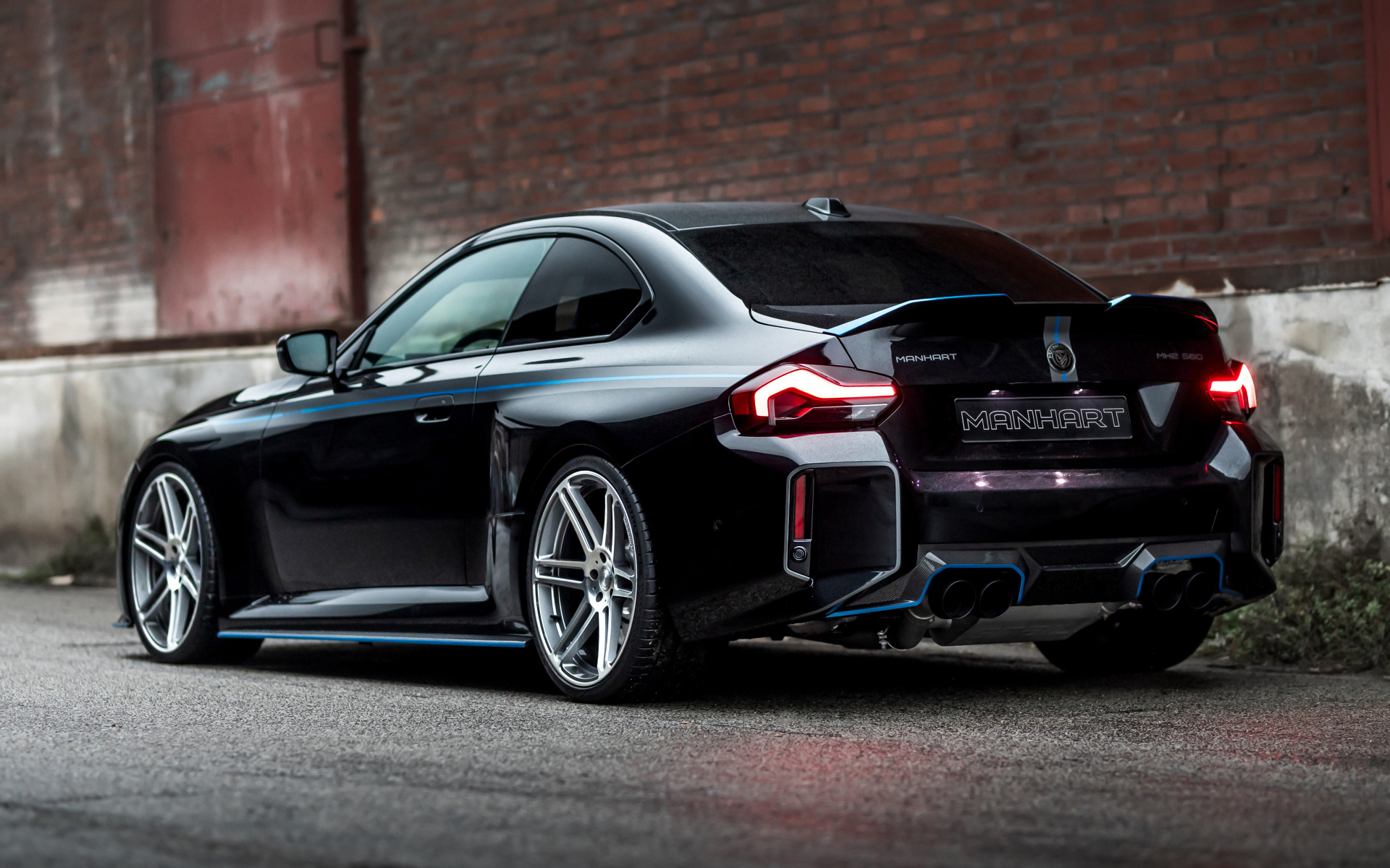 Черный автомобиль BMW M2 Manhart MH2 560 вид сзади
