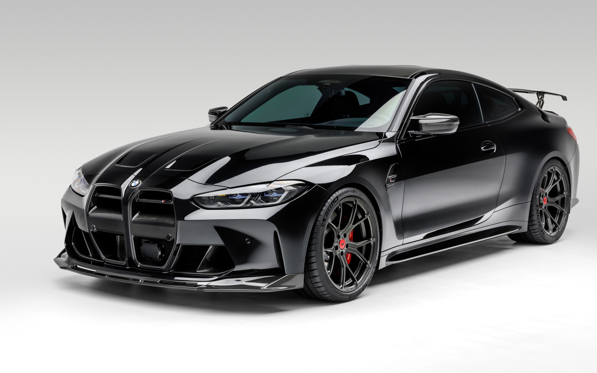 Черный автомобиль Vorsteiner BMW M4 VRS Carbon Aero Program