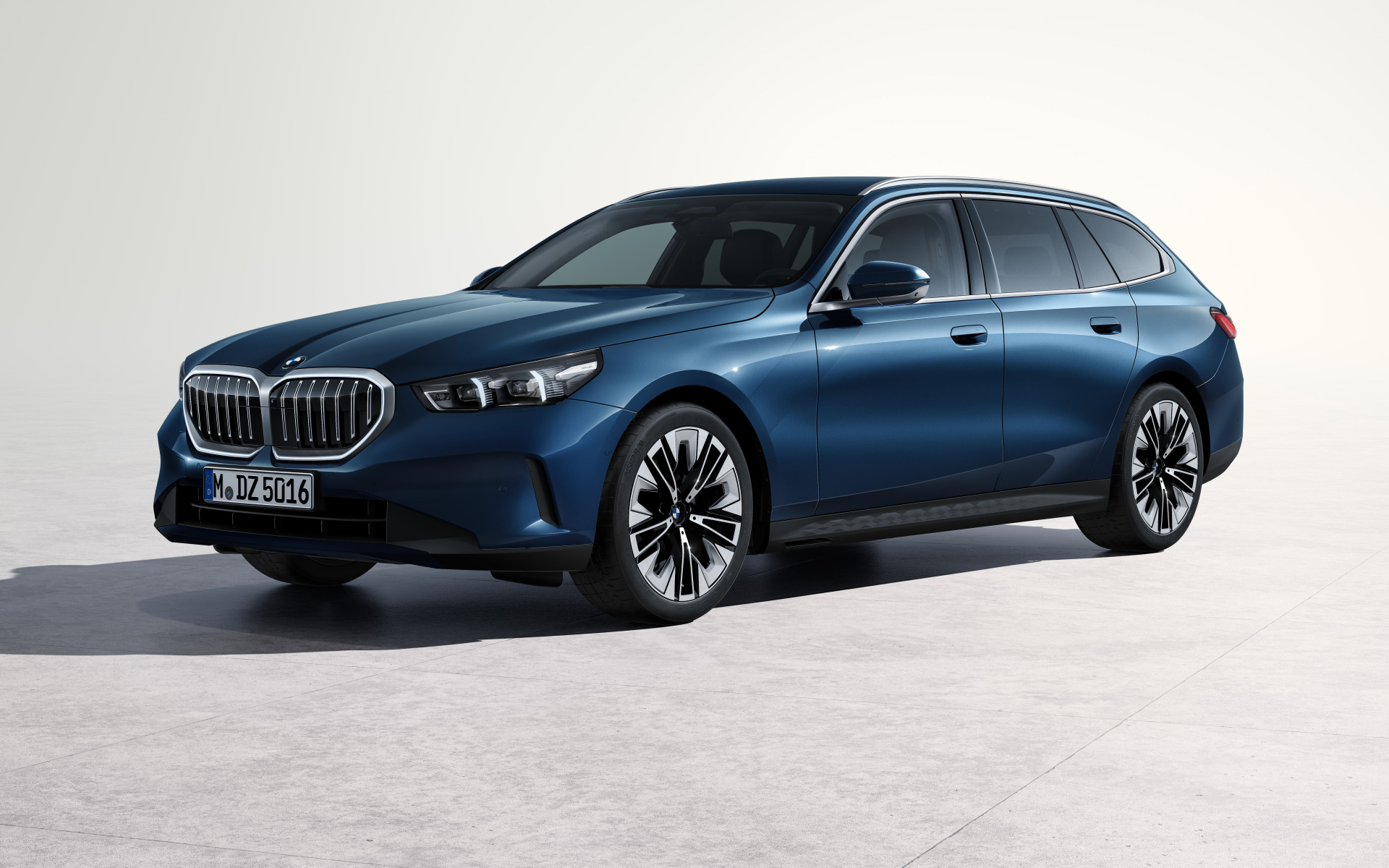 Синий автомобиль  BMW 520d XDrive Touring 2024  года