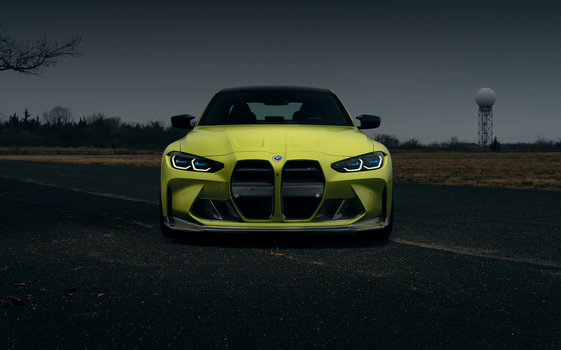 Вид спереди на автомобиль  BMW M3