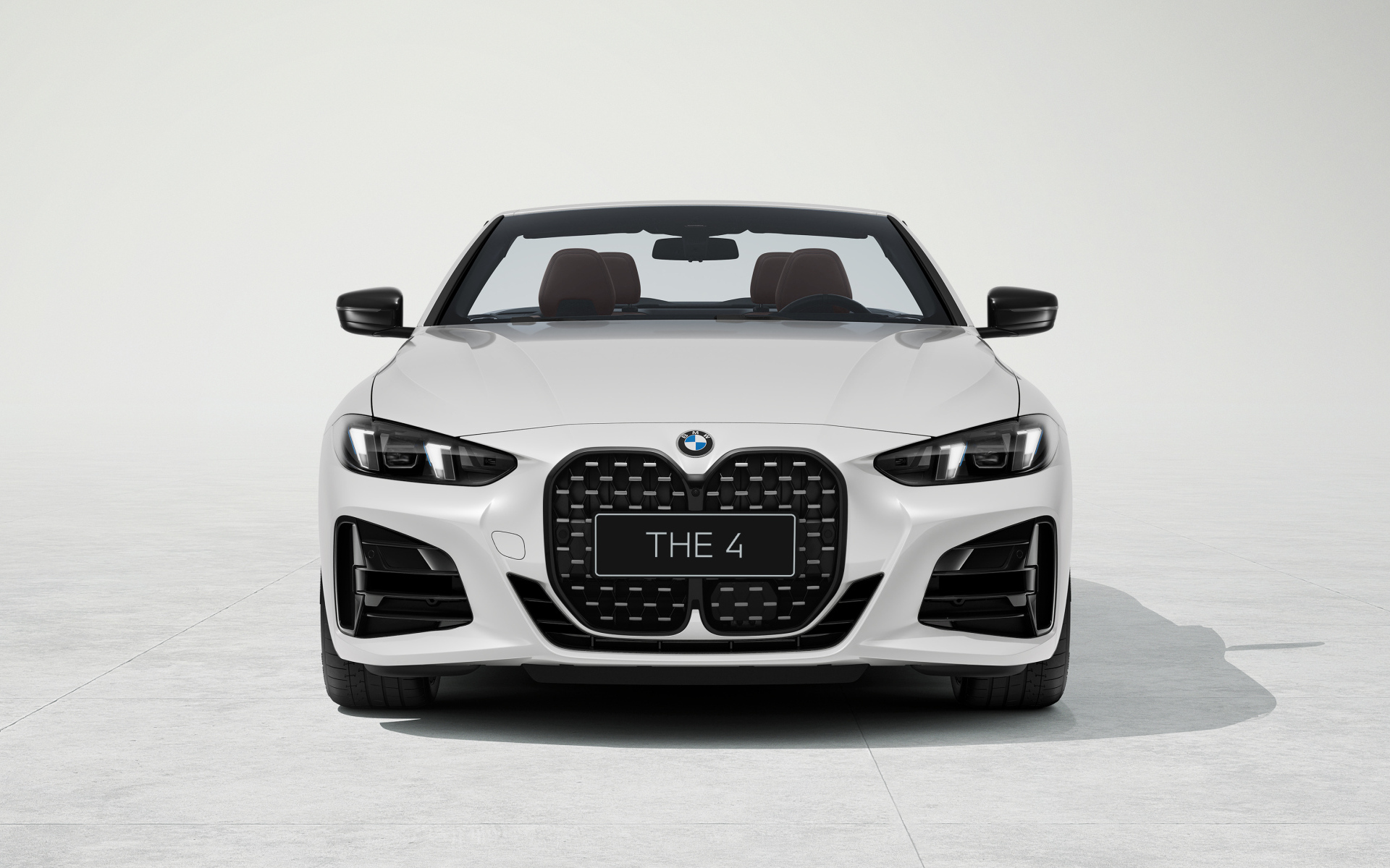 Вид спереди на автомобиль  BMW 430i Cabrio M Sport 2024 года