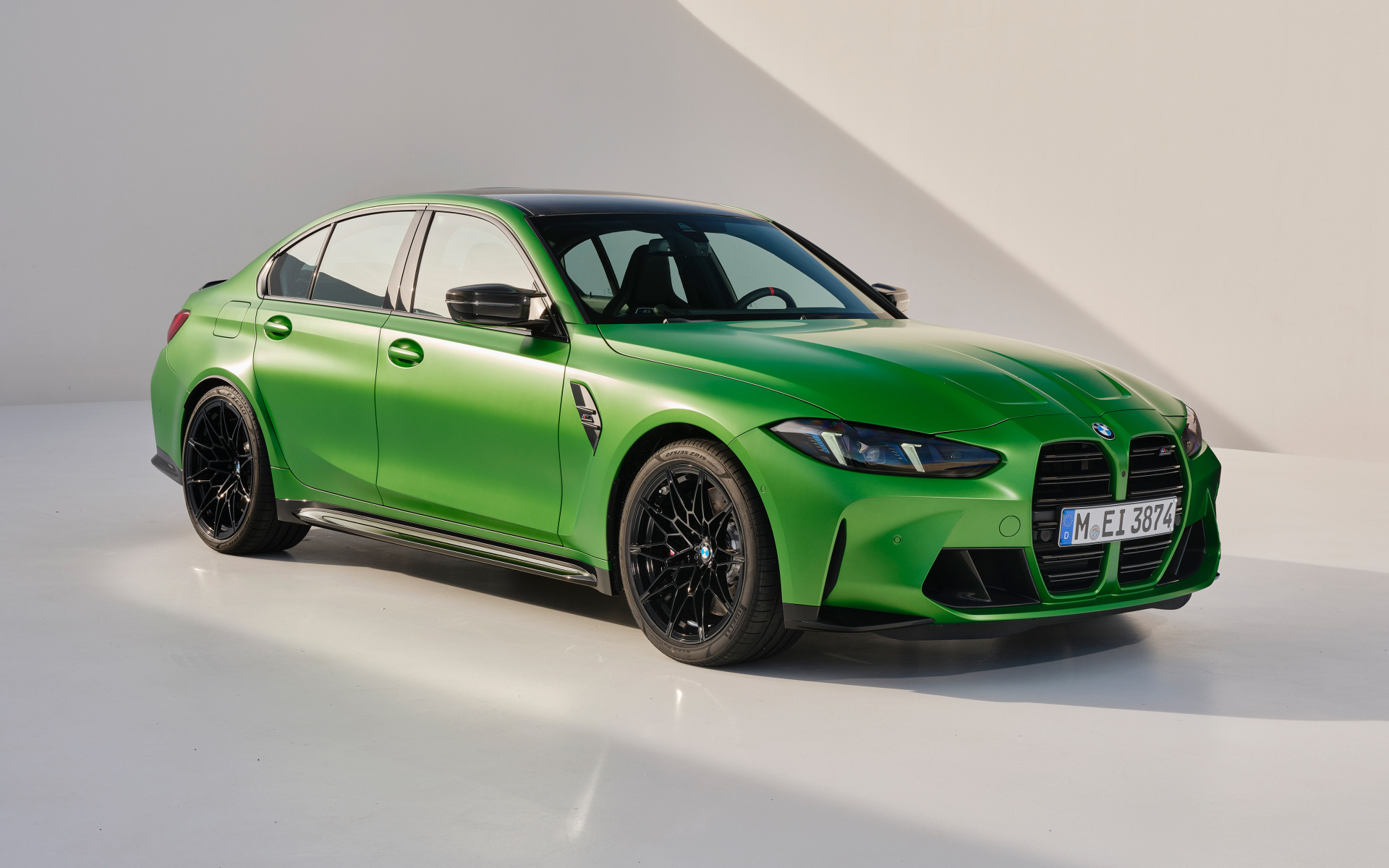 Зеленый автомобиль BMW M3 Competition 2024 года
