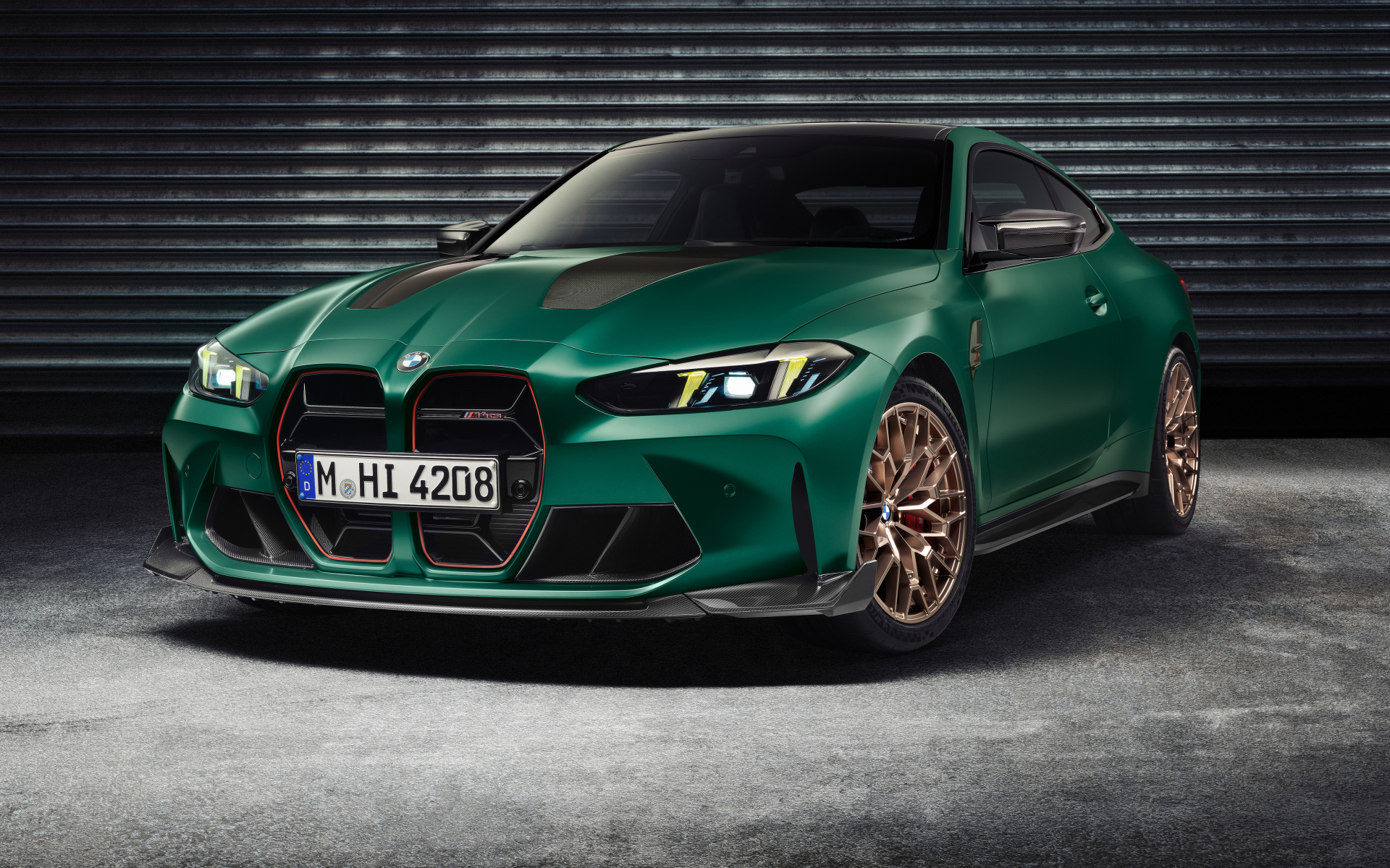 Зеленый автомобиль BMW M4 CS 2024  года
