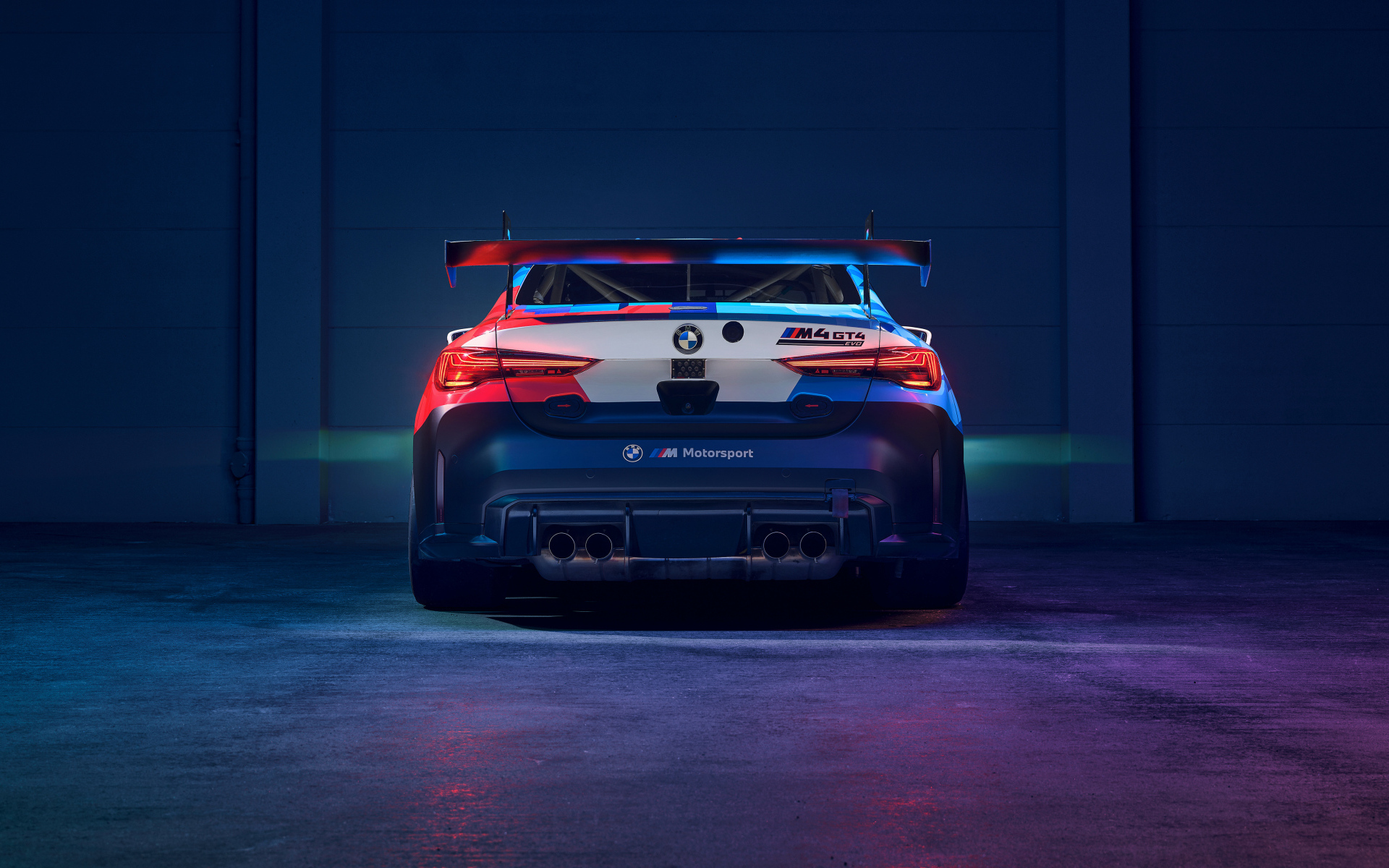 Вид сзади на автомобиль BMW M4 GT4 EVO в здании