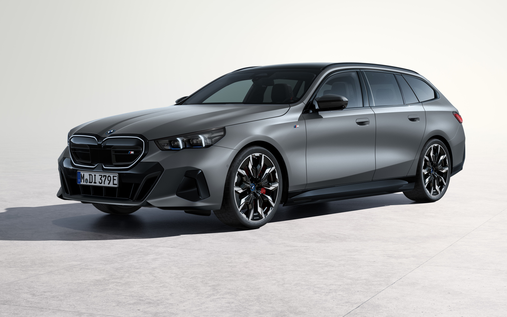 Серебристый автомобиль BMW I5 M60 XDrive Touring 2024 года