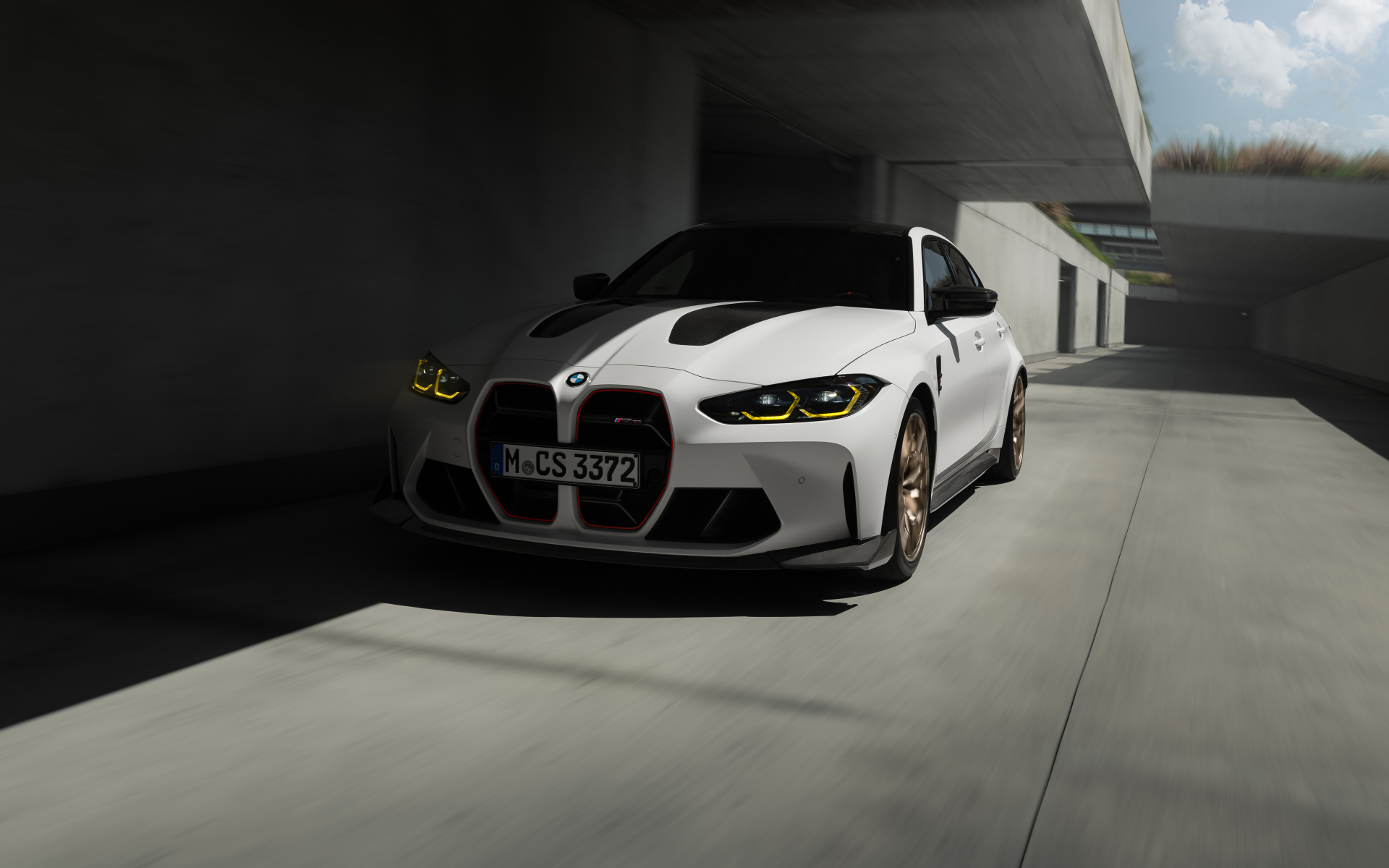 Белый автомобиль BMW M3 CS у стены