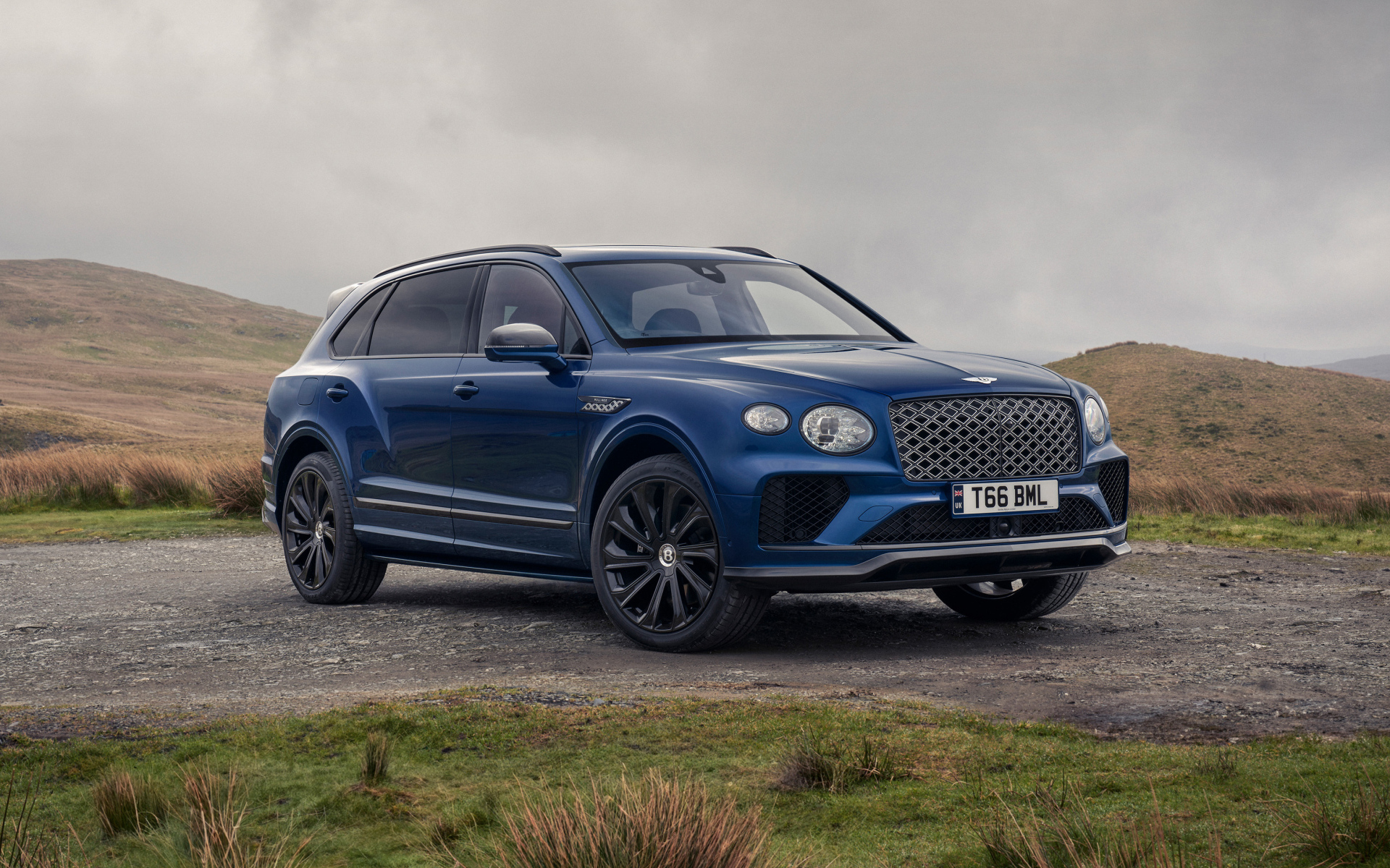 Синий внедорожник Bentley Bentayga EWB Mulliner 2024  года