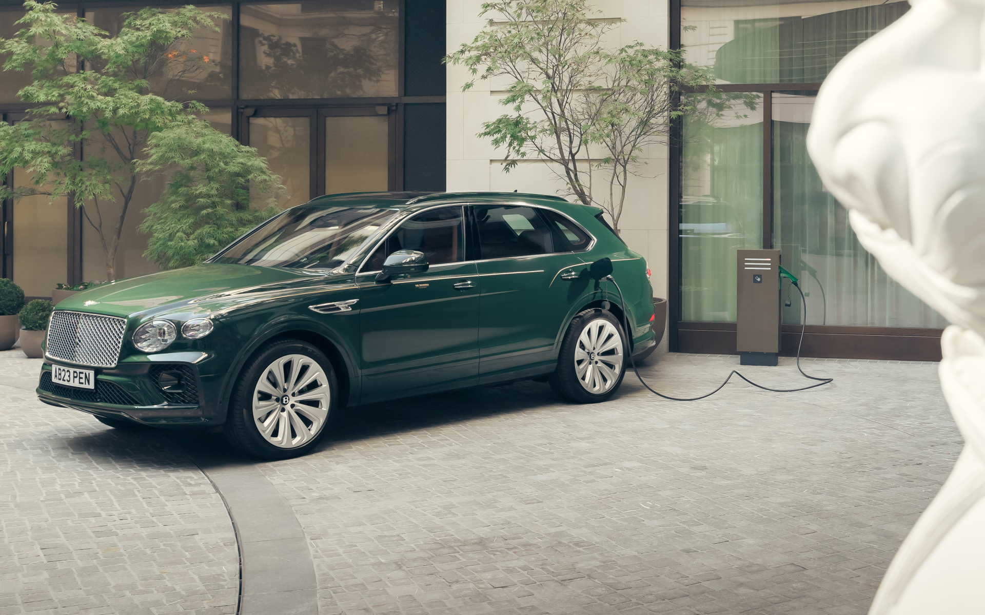 Зеленый автомобиль Bentley Bentayga Hybrid Peninsula London 2024 года