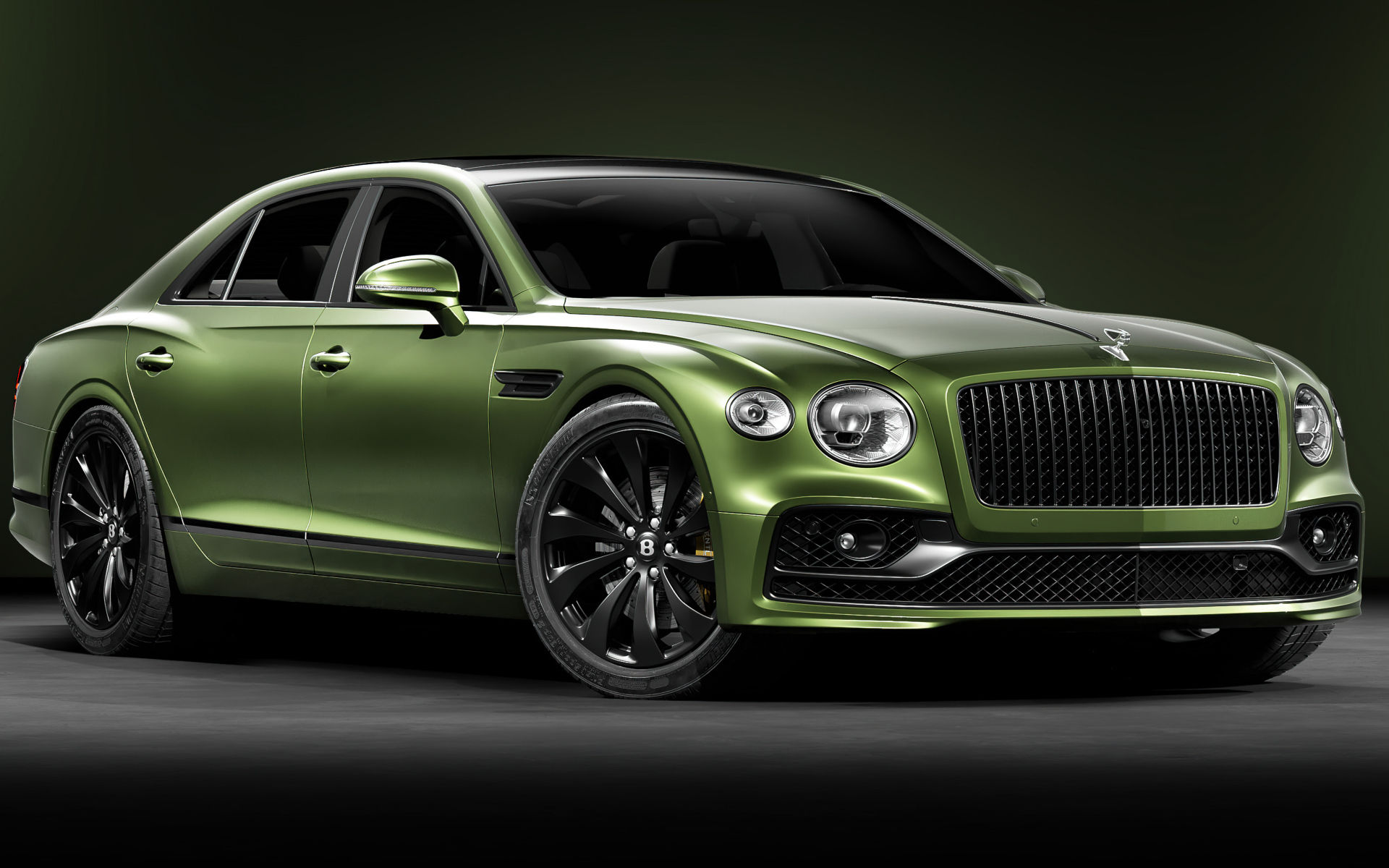 Зеленый автомобиль Bentley Flying Spur вид спереди