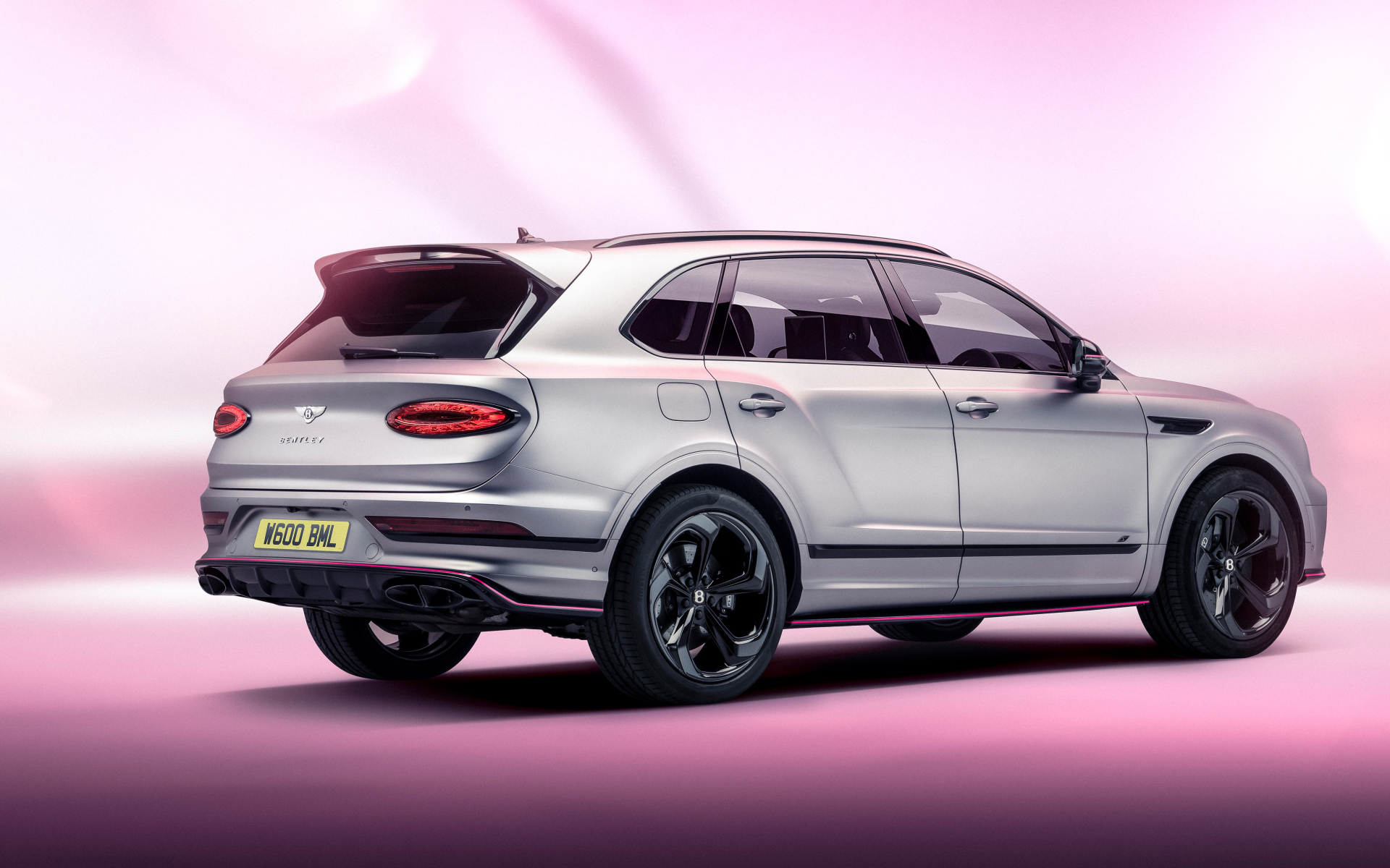 Вид сзади на серебристый автомобиль Bentley Bentayga V8 S Curated By Mulliner 2024 года