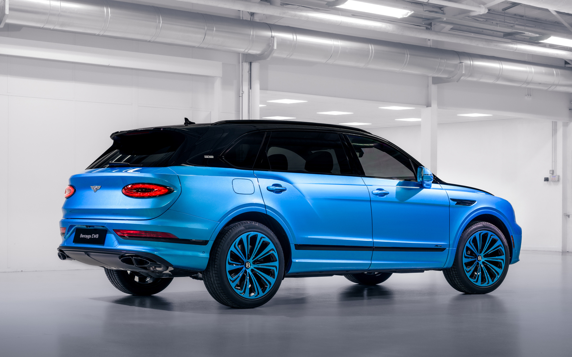 Вид сзади на автомобиль Bentley Bentayga EWB Azure By Mulliner 2024 года