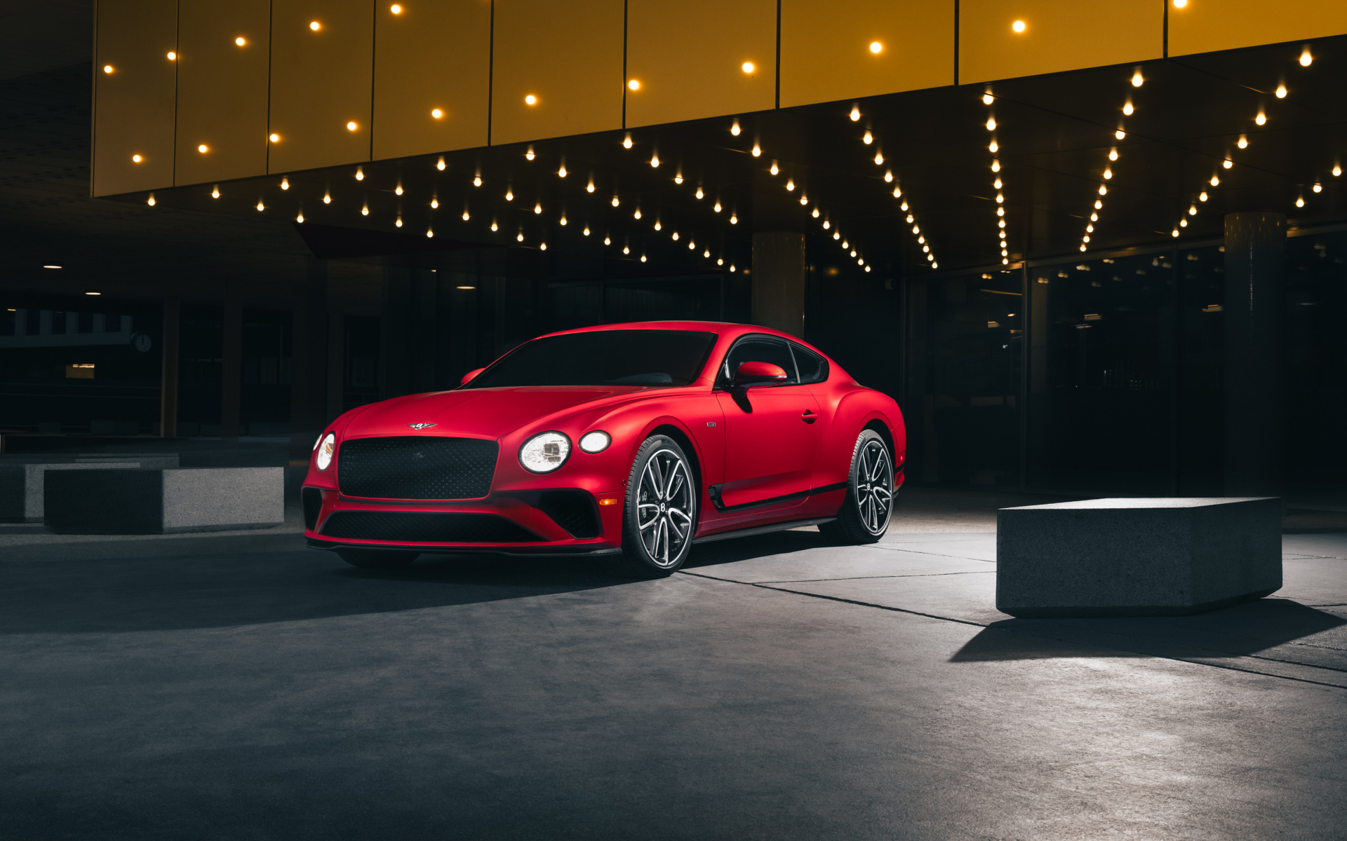 Красный автомобиль Bentley Continental GT V8 Edition 2024 года