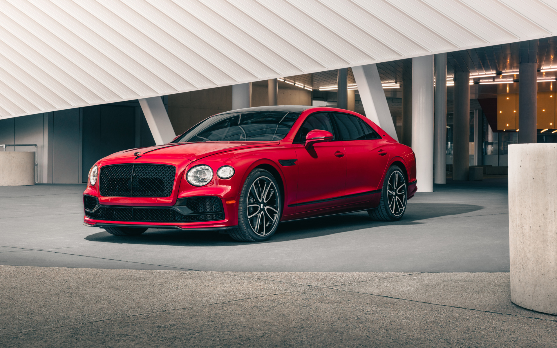 Стильный красный автомобиль Bentley Flying Spur V8 Edition  2024 года