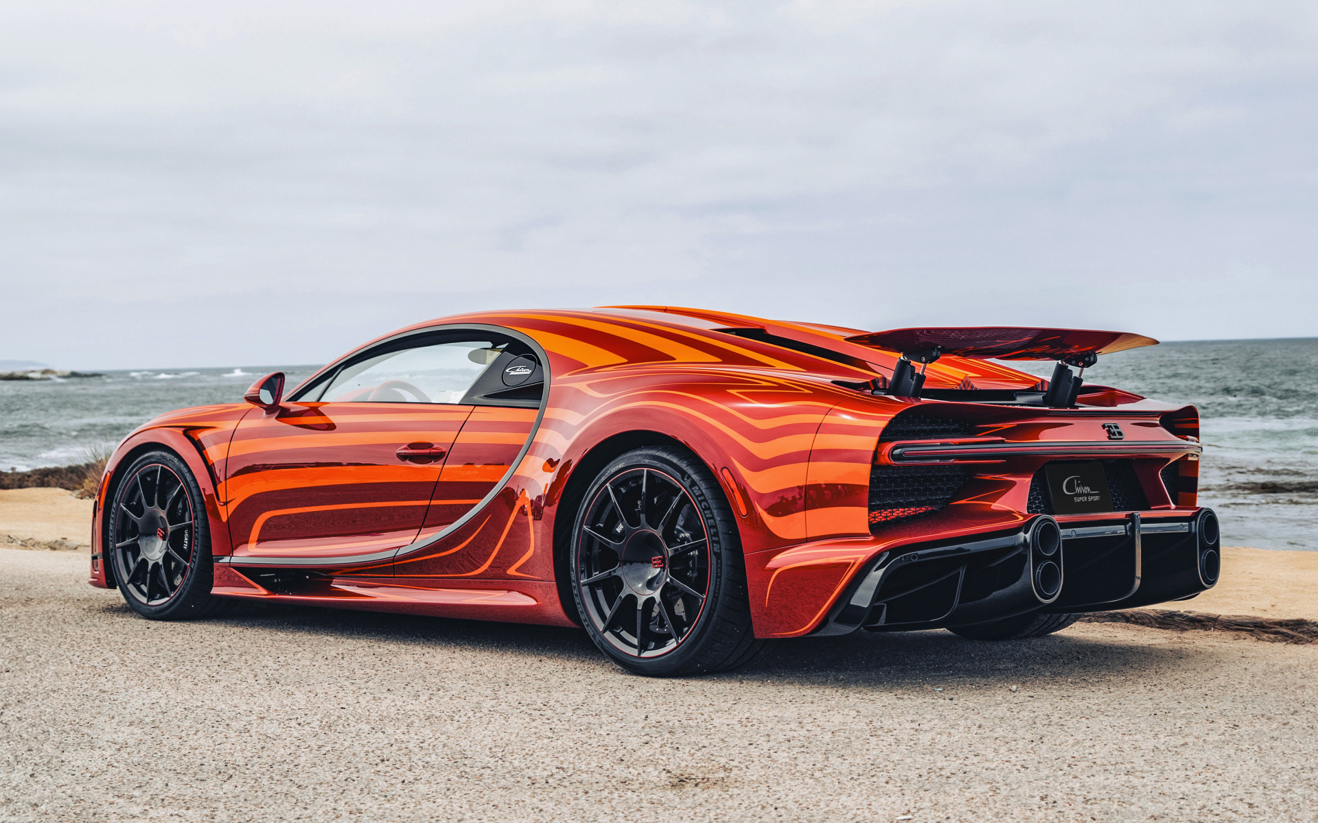 Вид сзади на автомобиль Bugatti Chiron Super Sport L'Aura