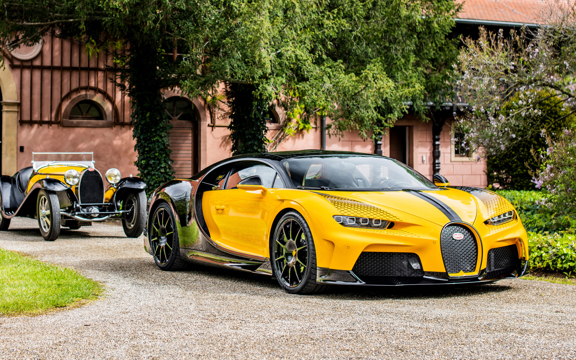 Желтый быстрый Bugatti Type 55 Roadster Bugatti Chiron Super Sport 55 One Of One