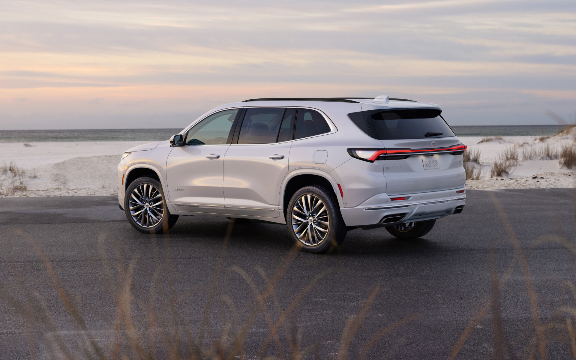 Вид сзади на автомобиль Buick Enclave Avenir 2025 года