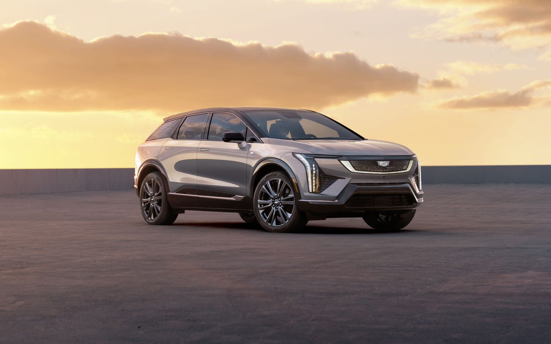 Автомобиль Cadillac Optiq 2025 года на фоне неба
