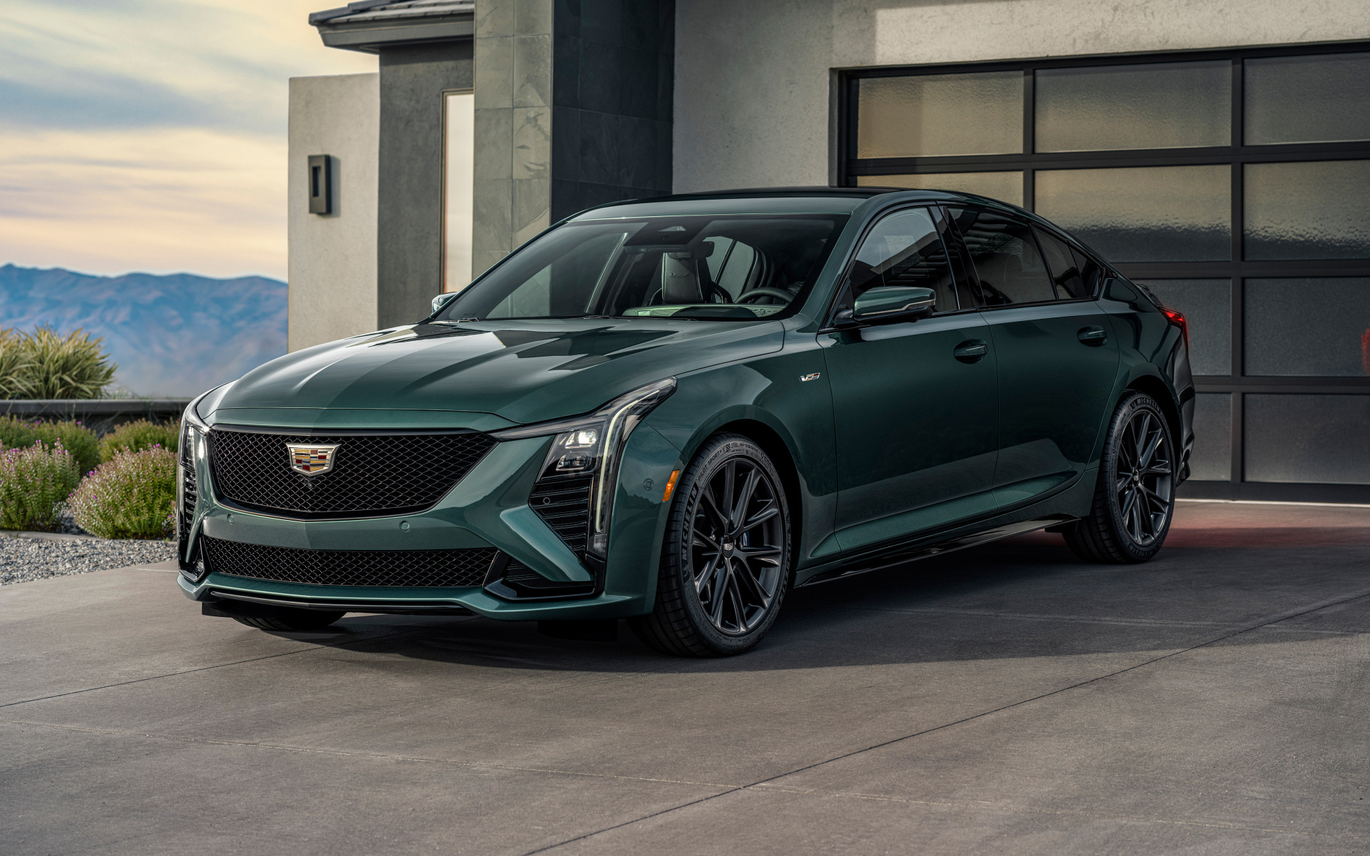 Зеленый автомобиль  Cadillac CT5-V 2025  года