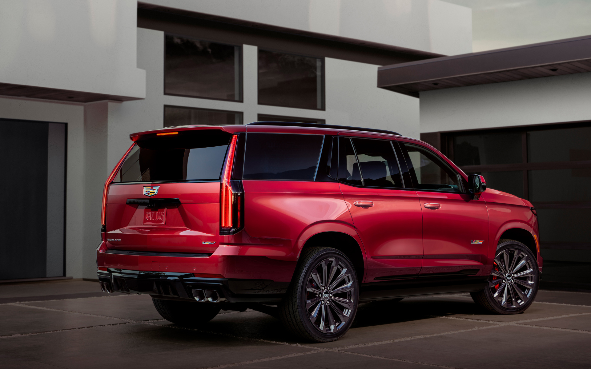 Красный Cadillac Escalade-V 2025 года вид сзади