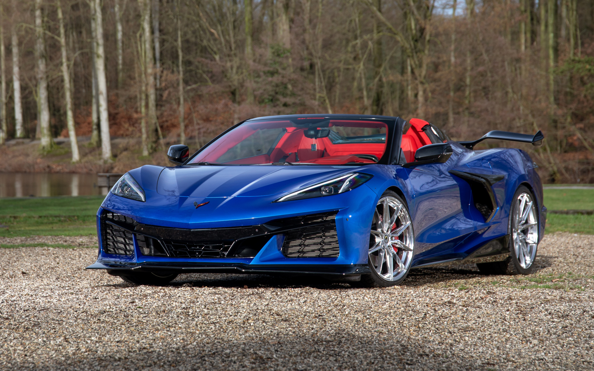 Синий автомобиль Chevrolet Corvette Stingray Convertible Z06