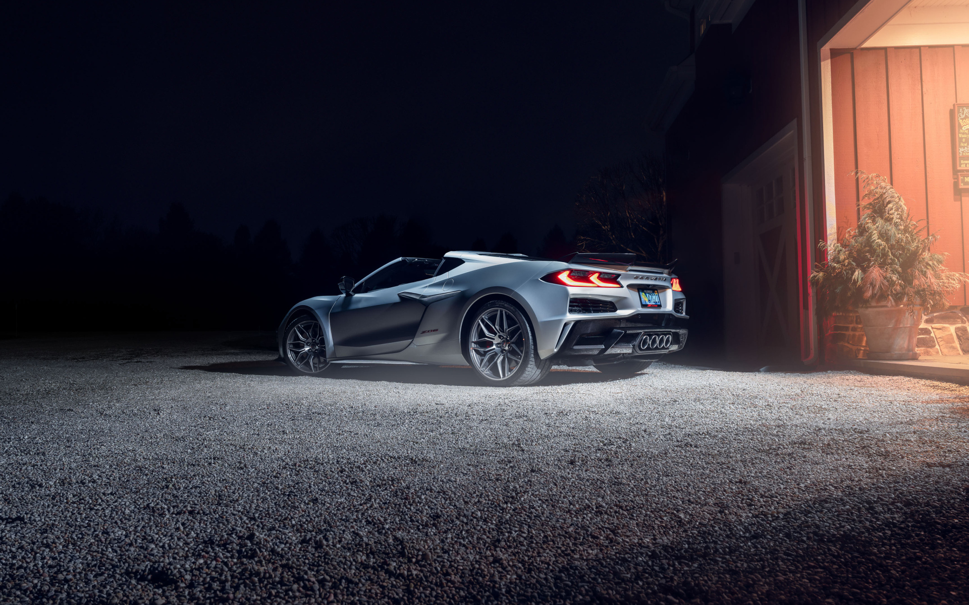 Автомобиль Chevy Corvette Z06 у дома