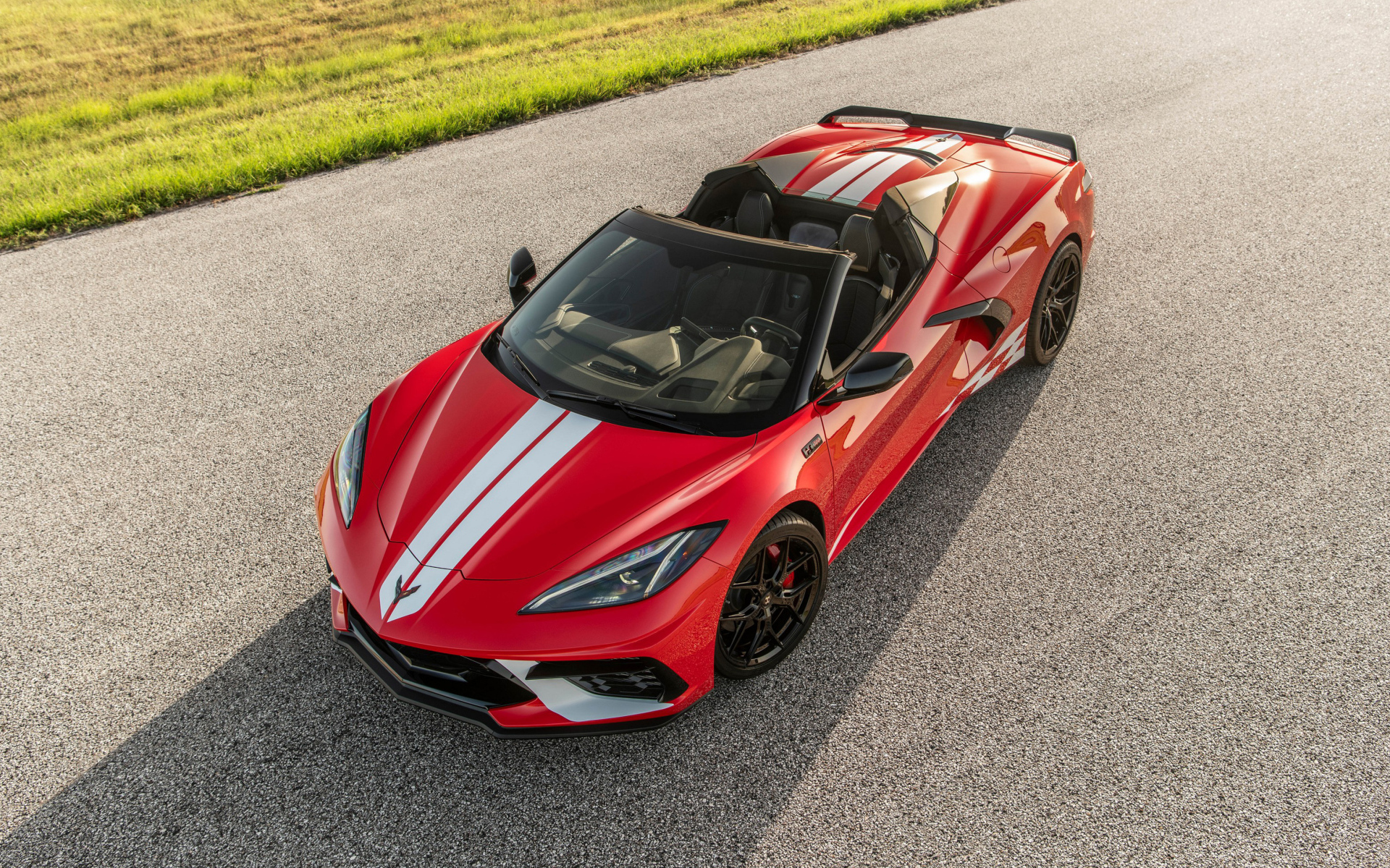 Быстрый спортивный автомобиль Chevrolet Corvette Stingray H700 Convertible 2024  года