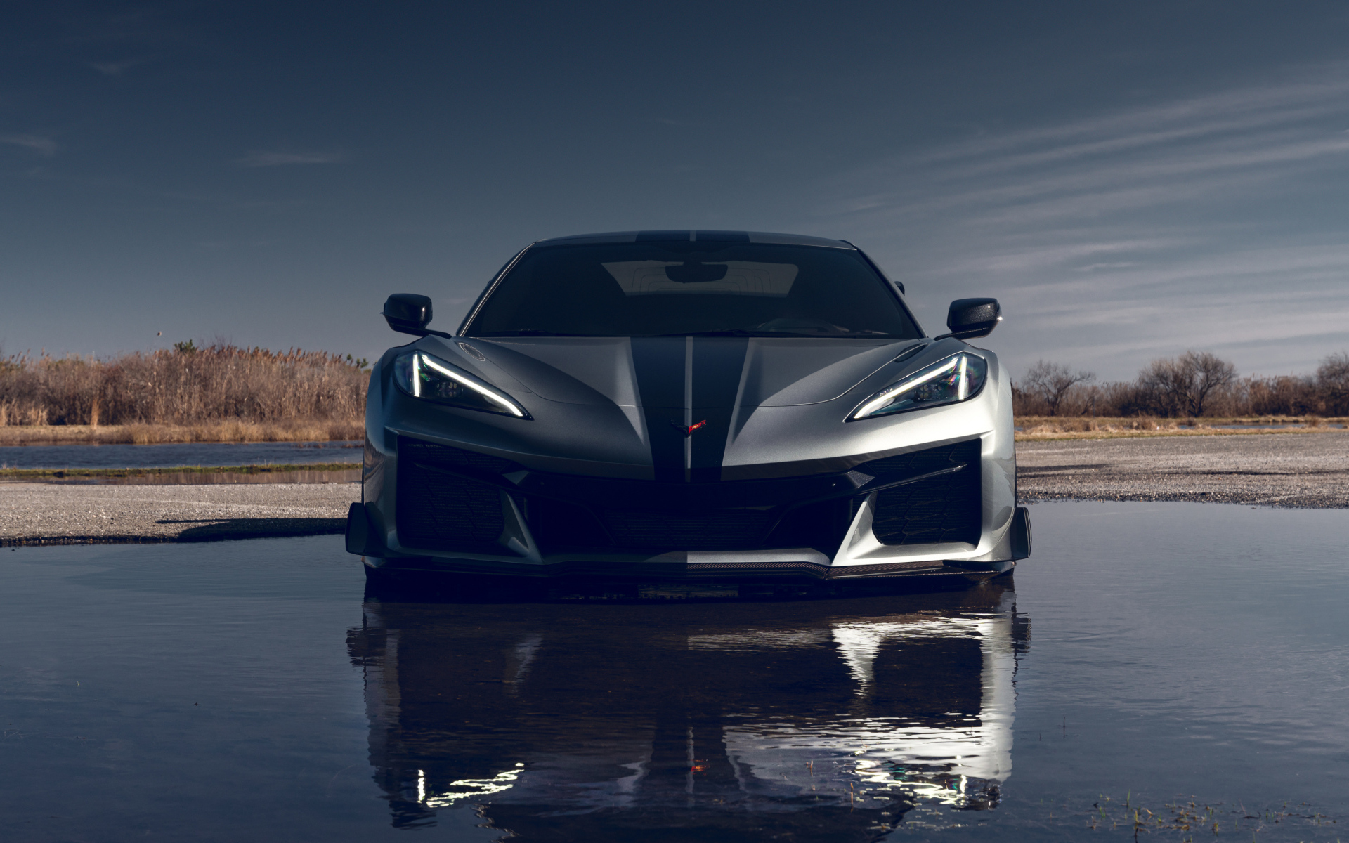 Вид спереди на автомобиль Chevy Corvette Z06