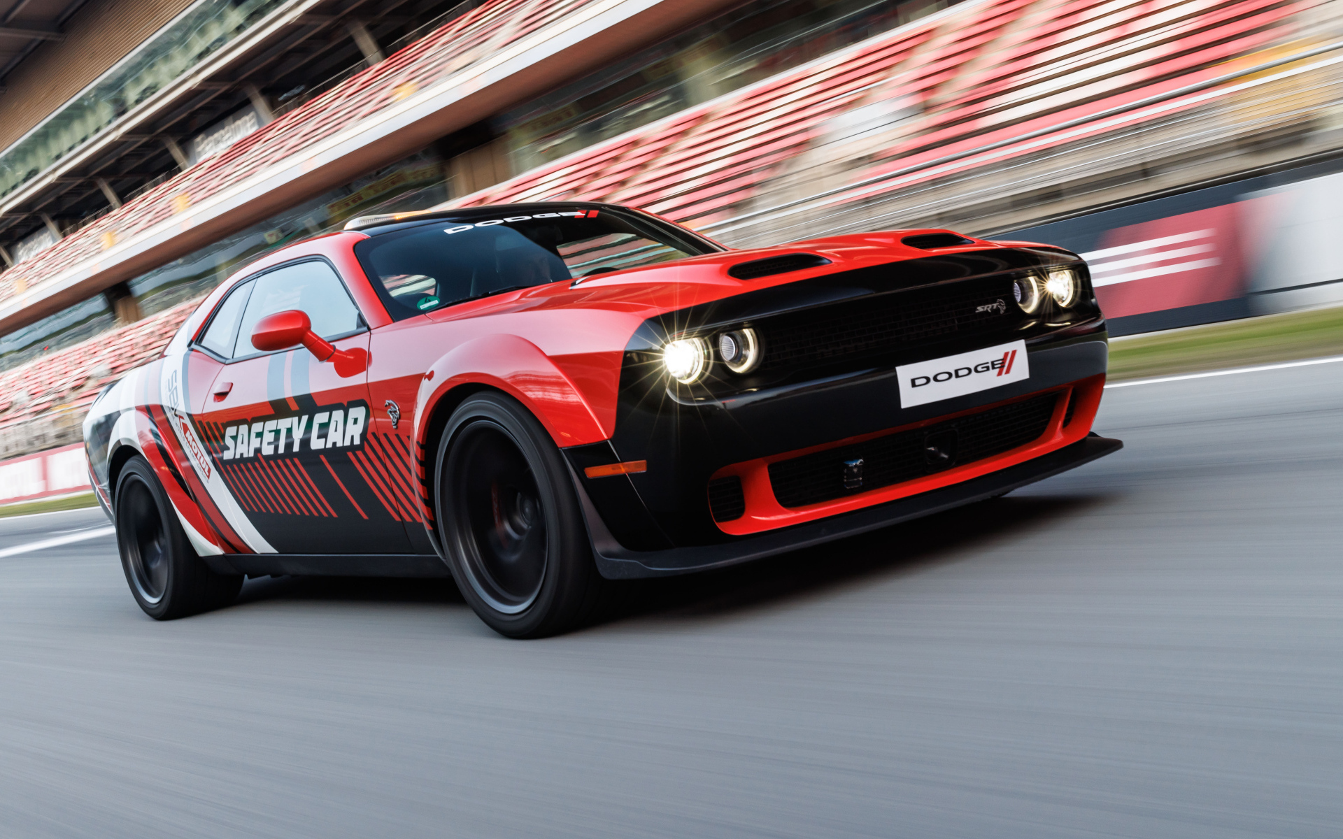 Автомобиль Dodge Challenger SRT Hellcat WorldSBK Safety Car 2024 года на гоночной трассе