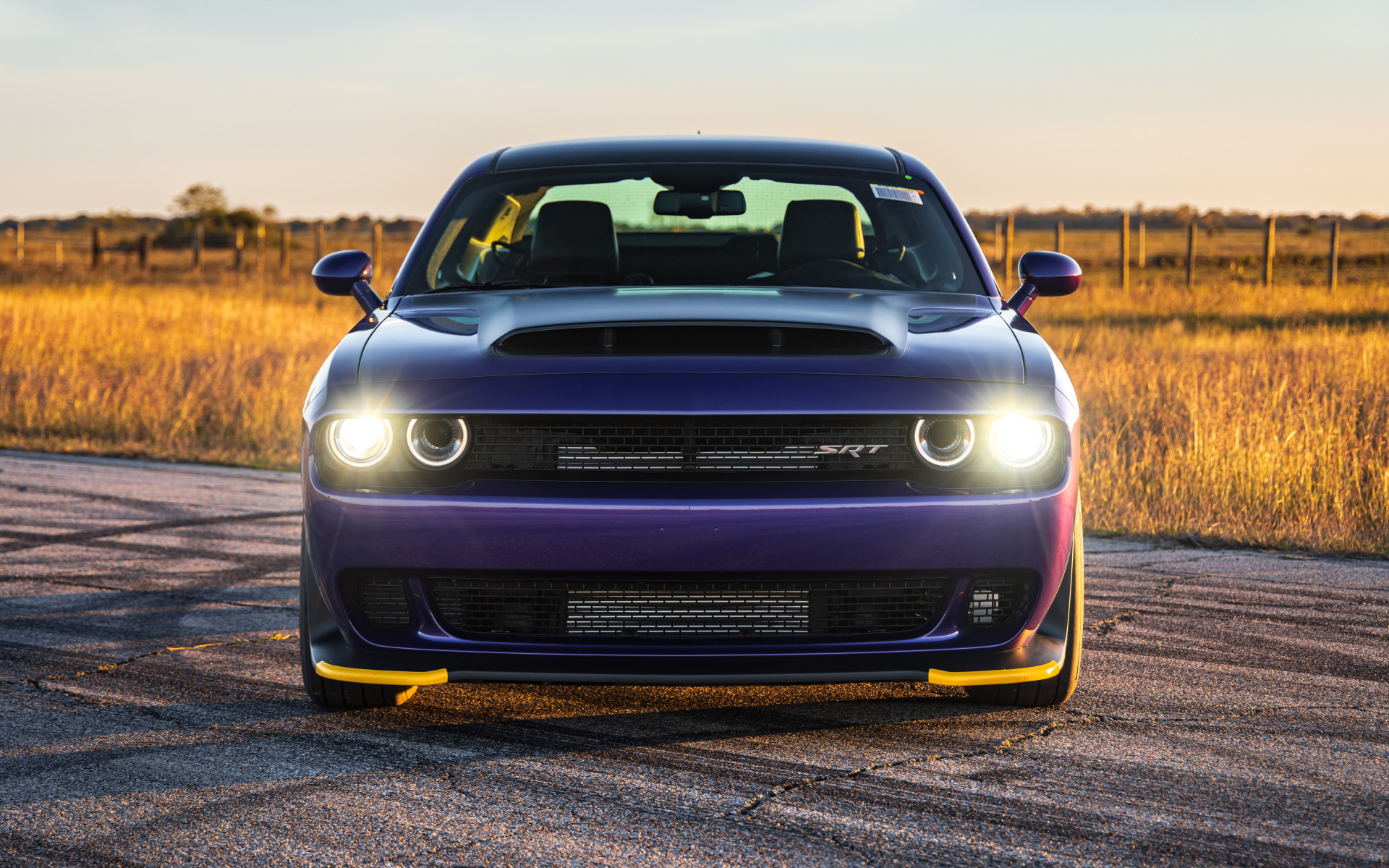 Автомобиль Dodge Hennessey Demon 1700 Twin-Turbo 2024 года с включенными фарами