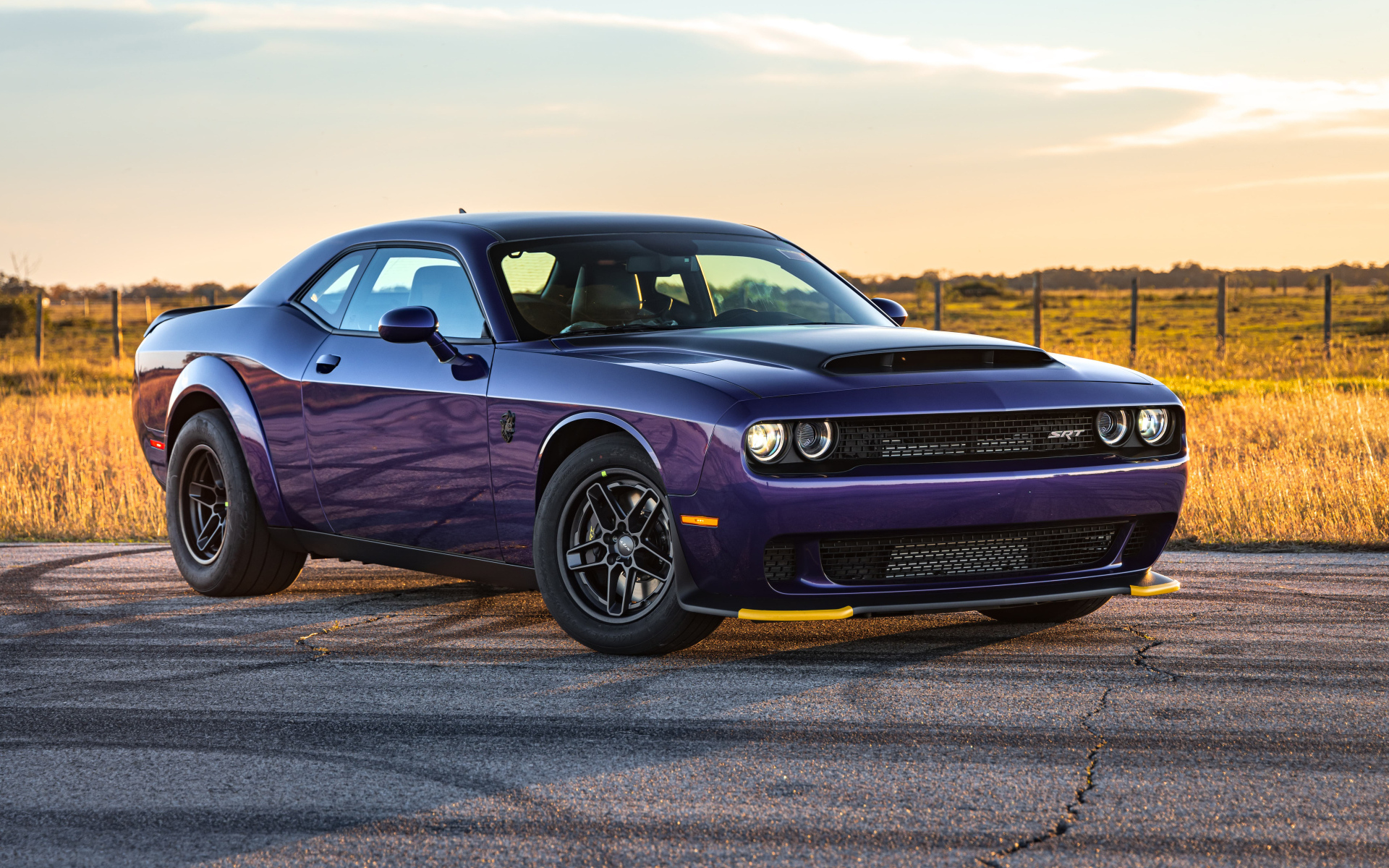 Вид сбоку на автомобиль Dodge Hennessey Demon 1700 Twin-Turbo 2024 года