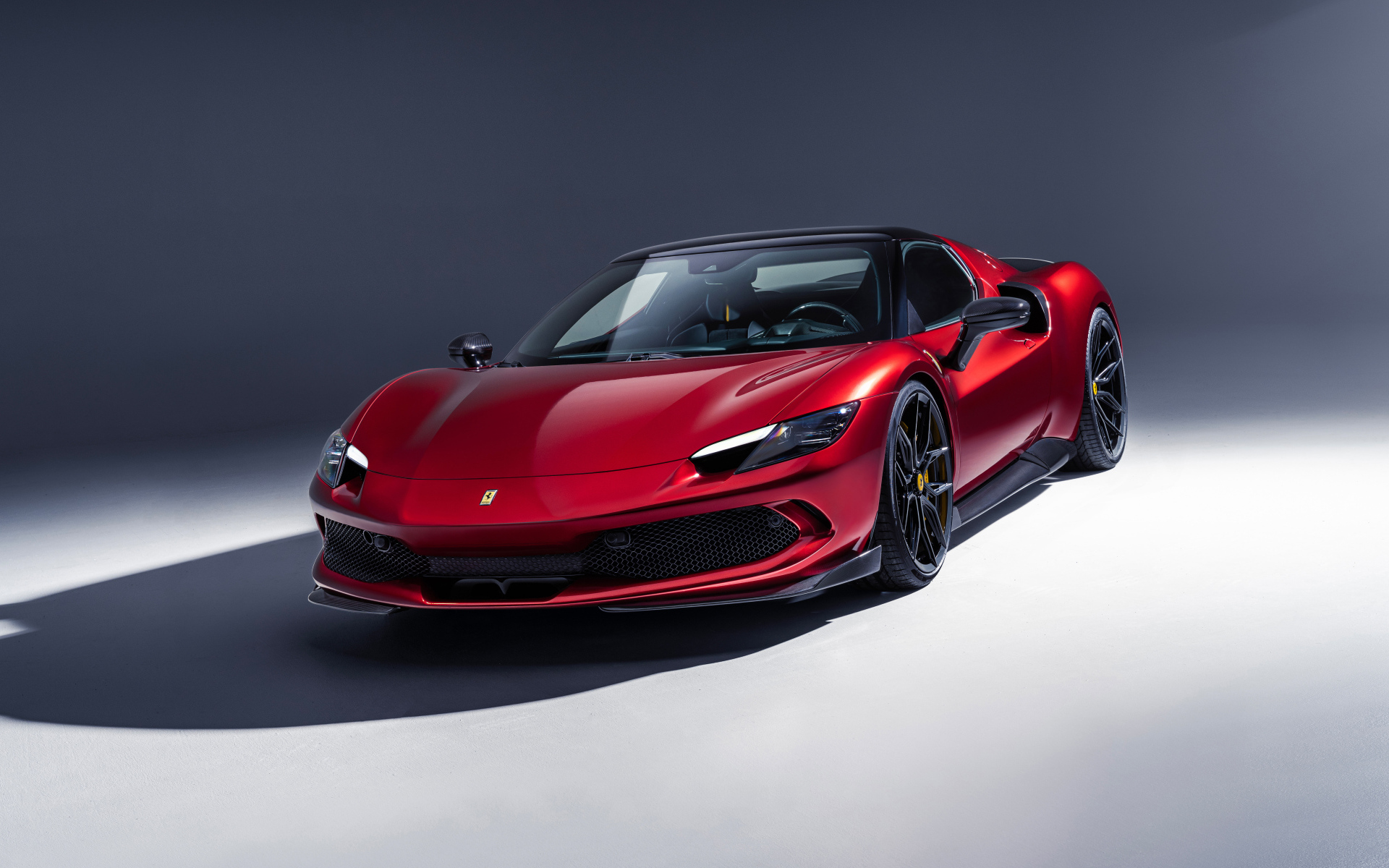 Быстрый красный автомобиль Novitec Ferrari 296 GTB Aero 2024 года на сером фоне