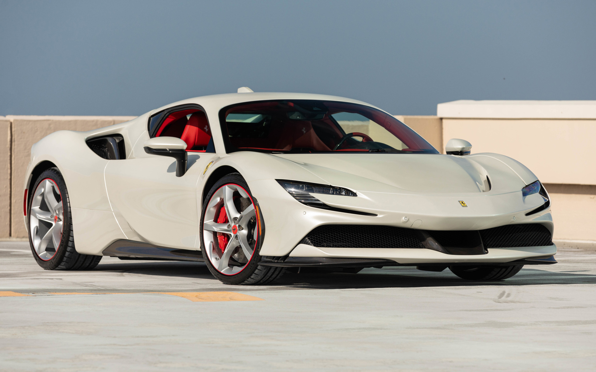Быстрый белый автомобиль Ferrari SF90 Stradale