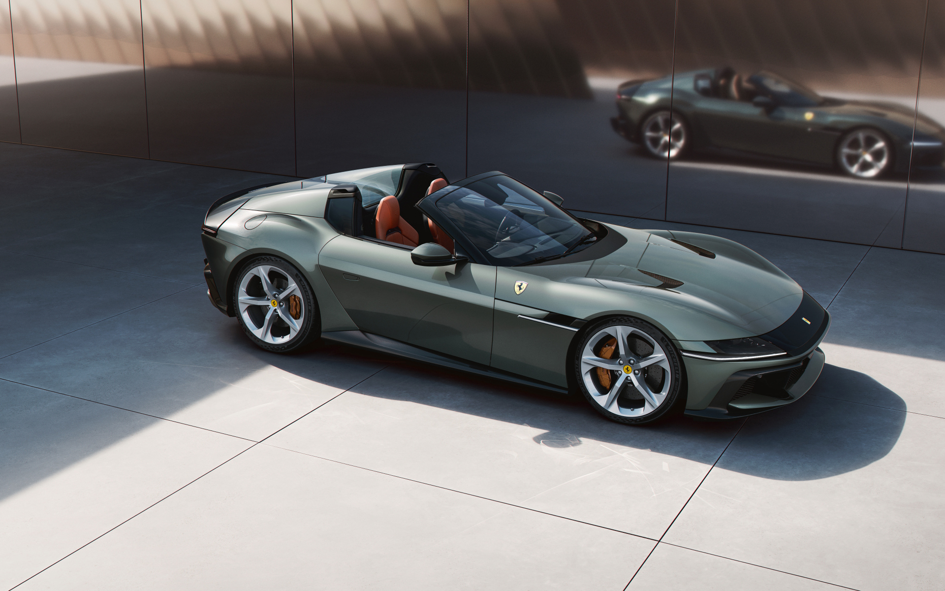 Зеленый автомобиль Ferrari 12Cilindri Spider 2024 года