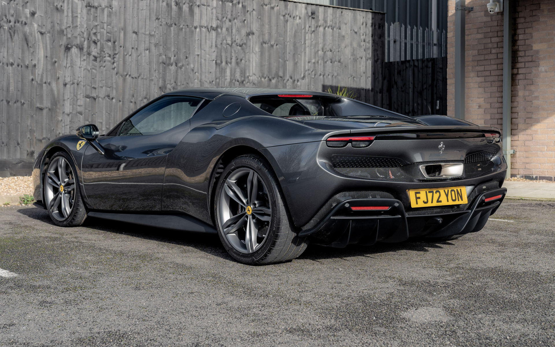 Вид сзади на автомобиль Ferrari 296 GTB