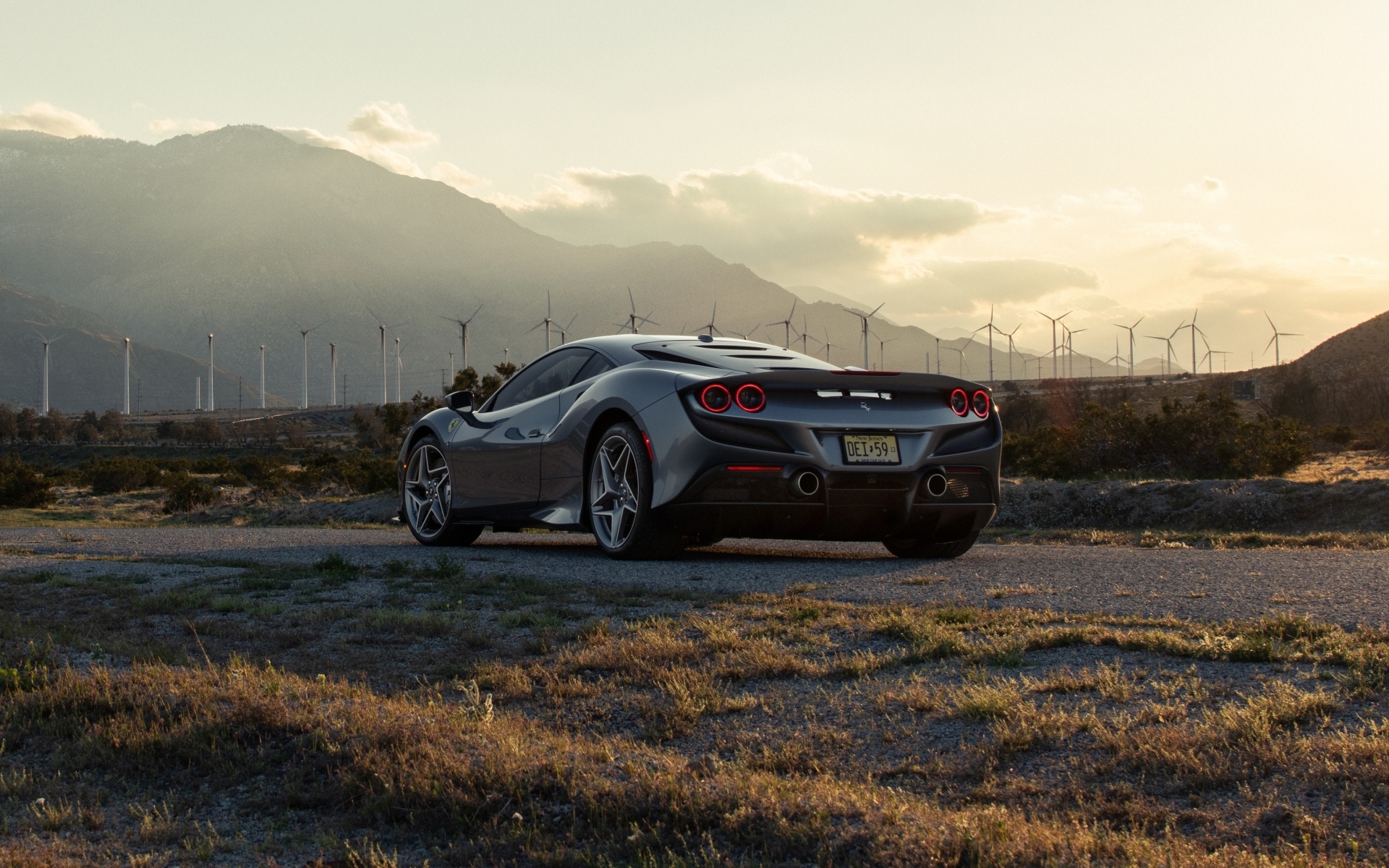 Вид сзади на автомобиль Ferrari F8 Tributo