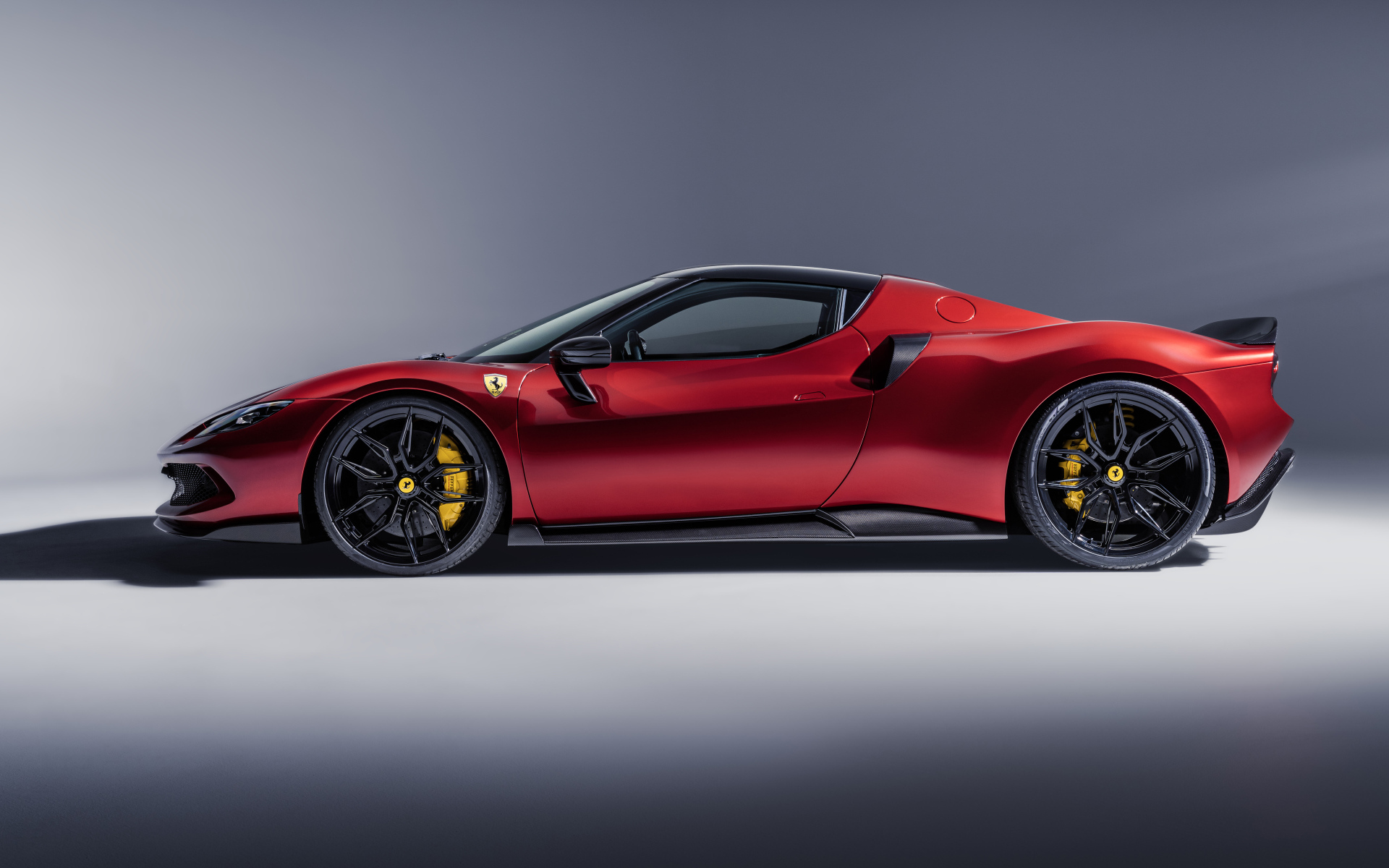 Красный автомобиль Novitec Ferrari 296 GTB Aero 2024 года на сером фоне