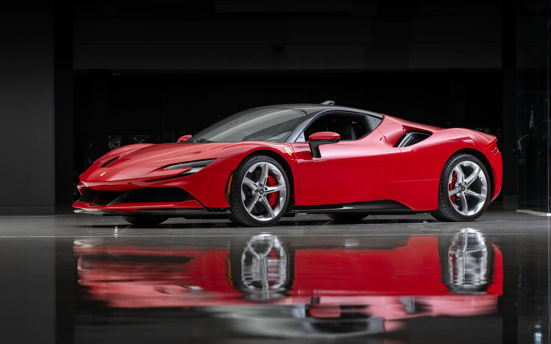 Красный автомобиль Ferrari SF90 Stradale