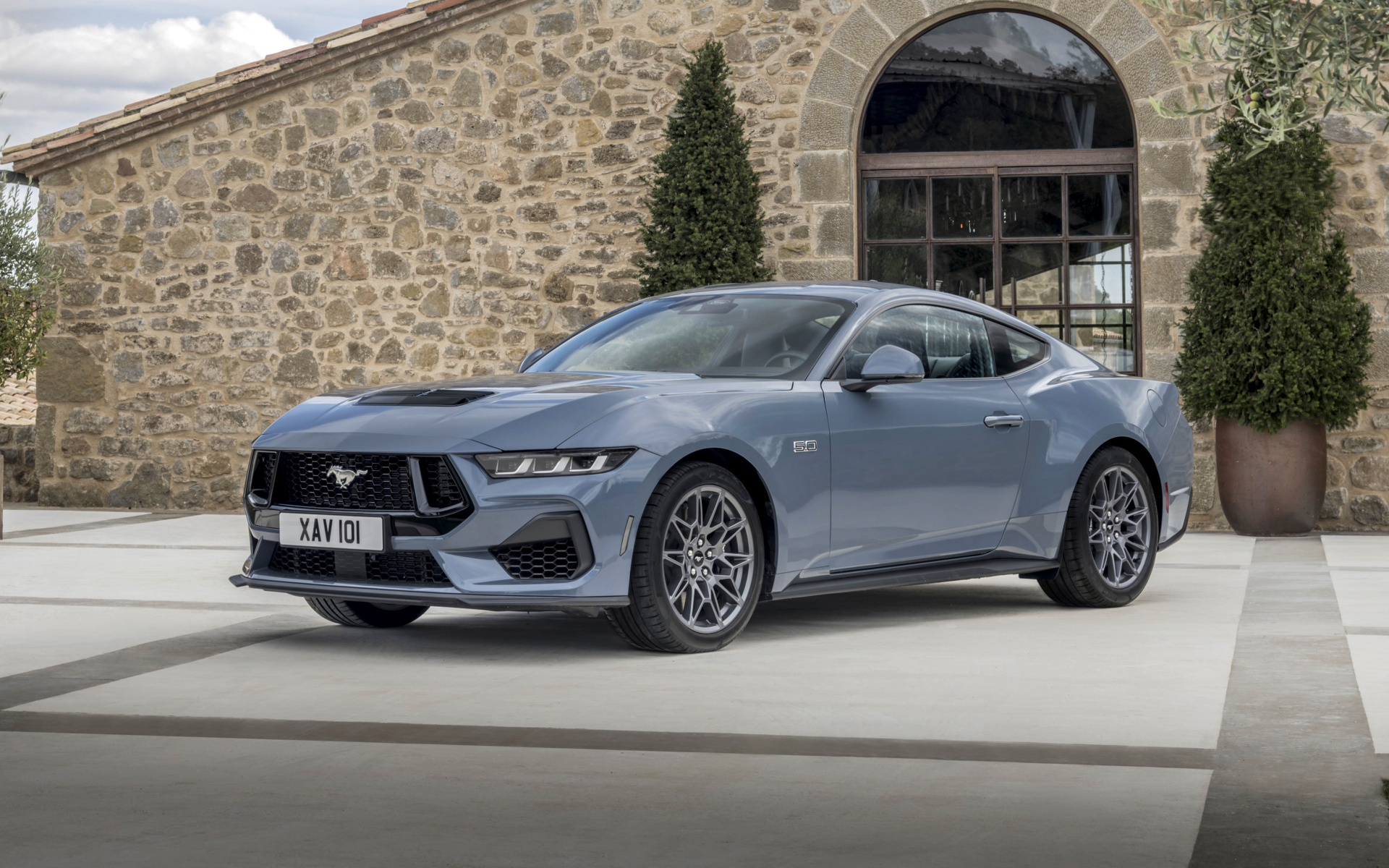 Автомобиль Ford Mustang GT 2024 года у дома