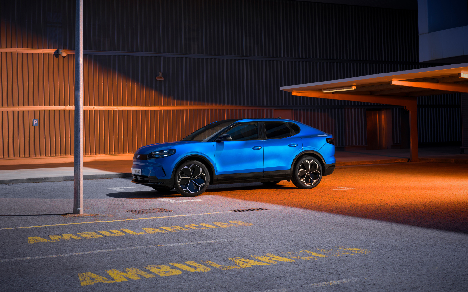 Синий автомобиль  Ford Capri 2024 года в городе