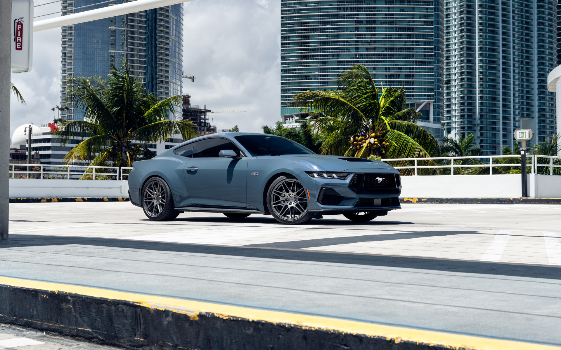 Автомобиль Ford Mustang Dark Horse у небоскребов